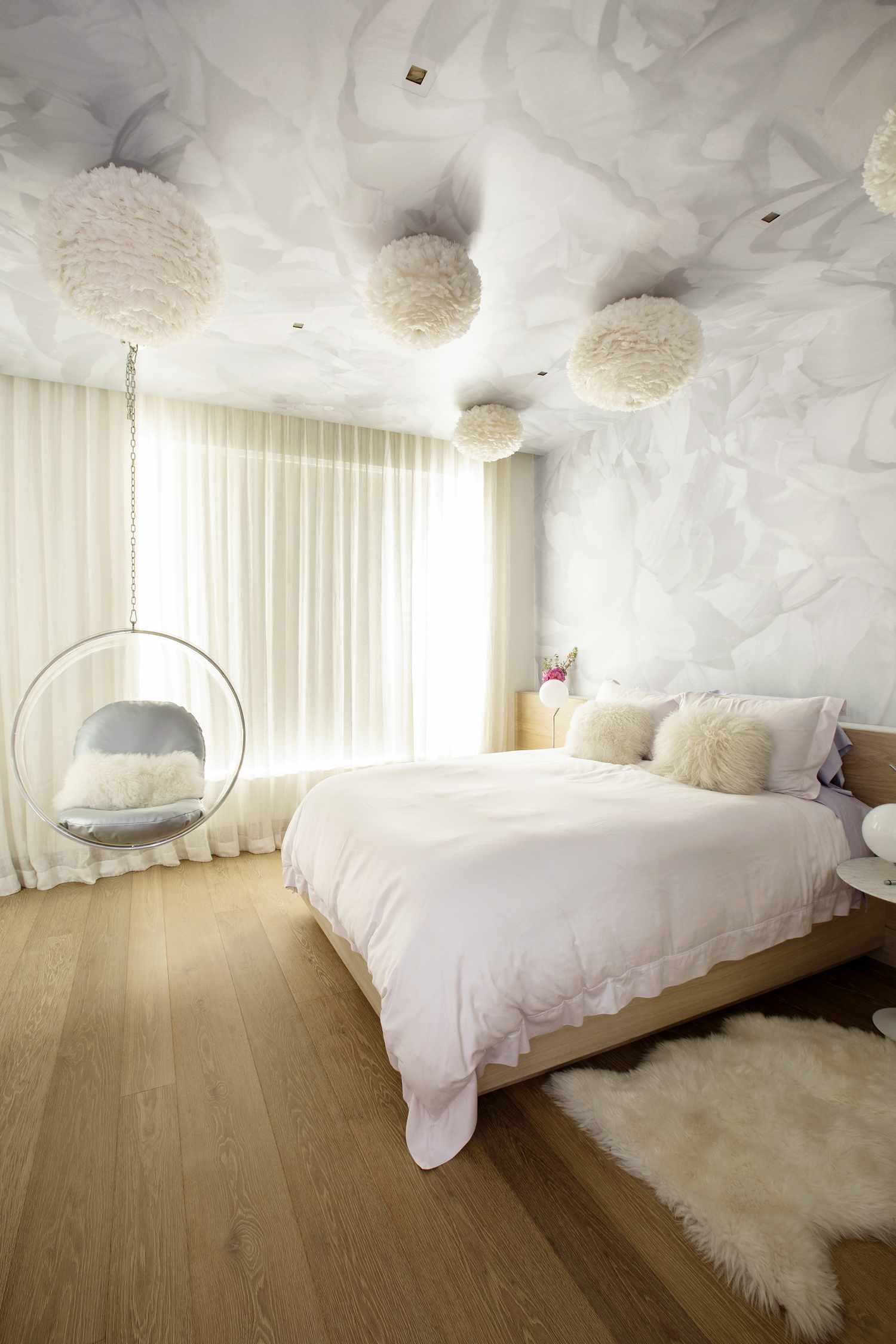 Chambre à coucher avec des poufs en forme de nuages au plafond