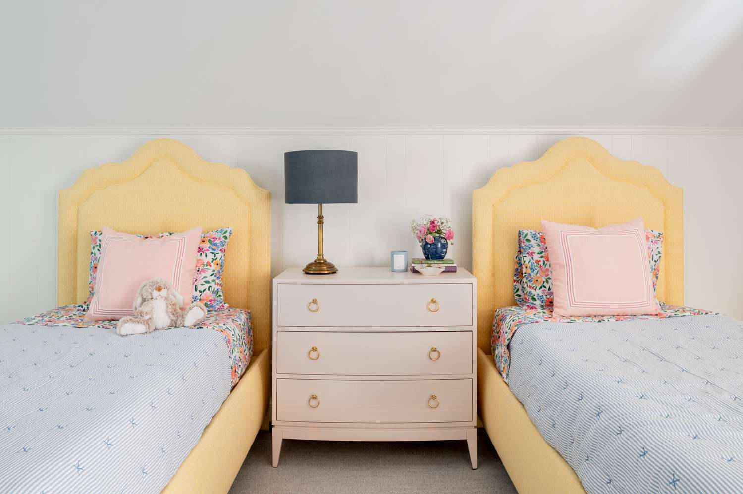 Chambre d'enfant avec cadre de lit jaune lits jumeaux