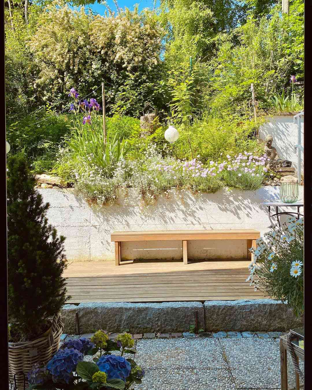 Un mur de jardin en retrait avec un banc