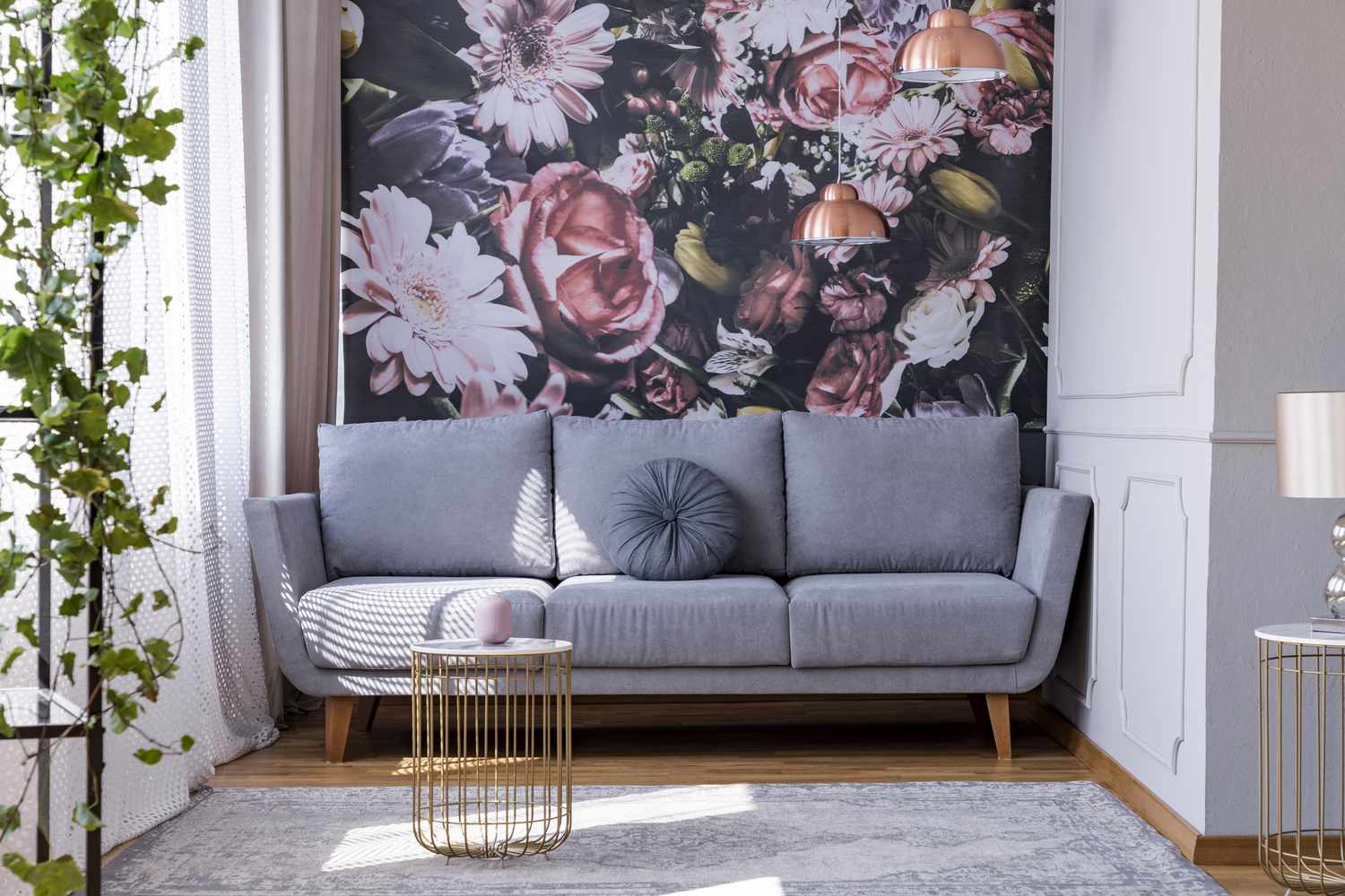 Salon avec mur d'accent en papier peint floral