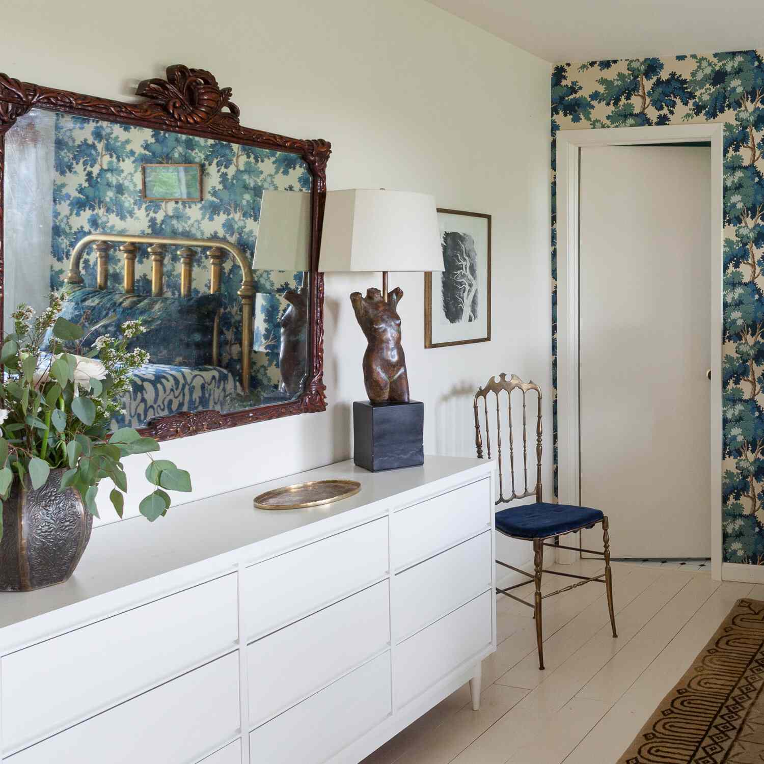 chambre à coucher bleu et blanc