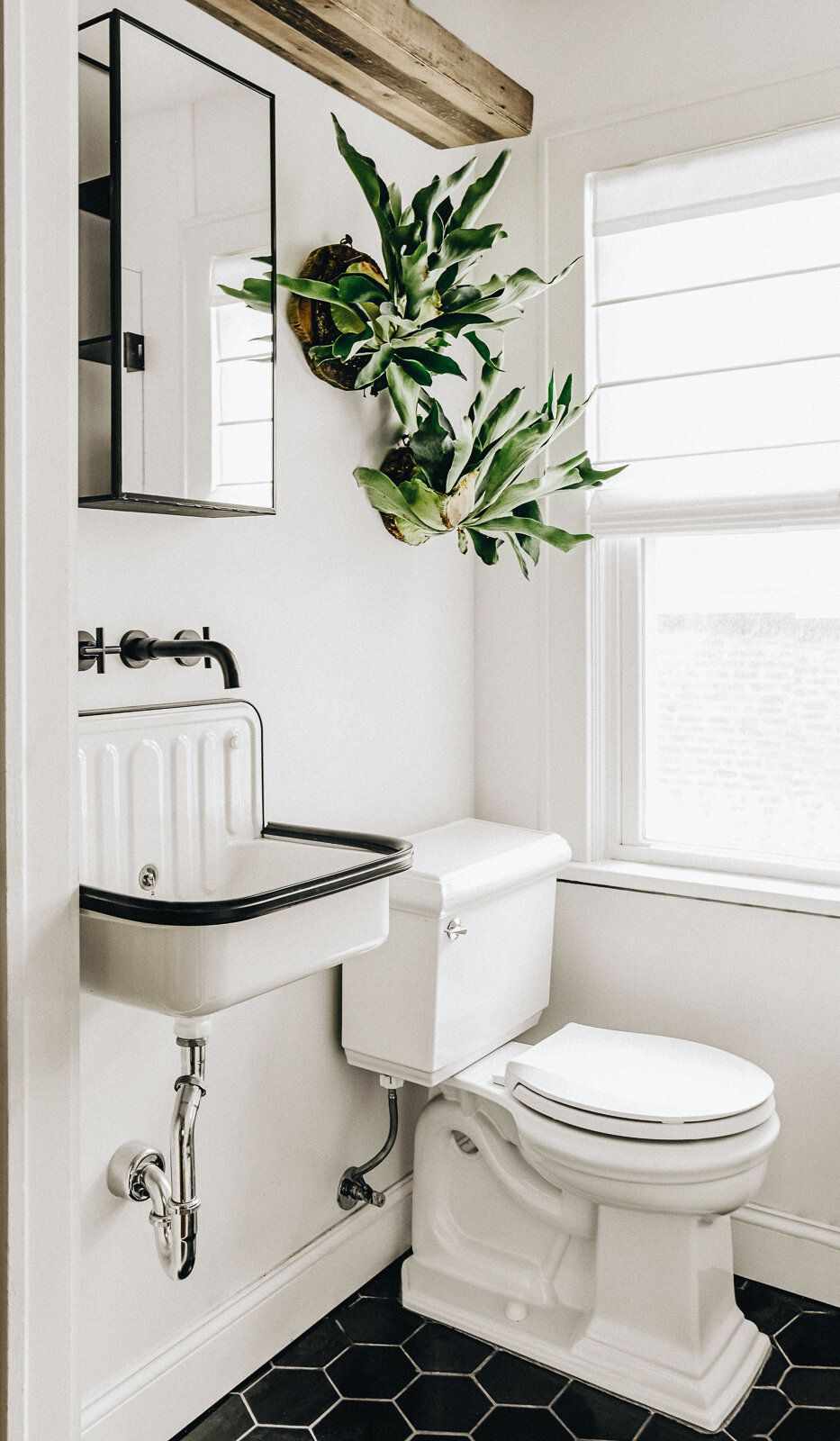 grands carreaux hexagonaux noirs pour salle de bain