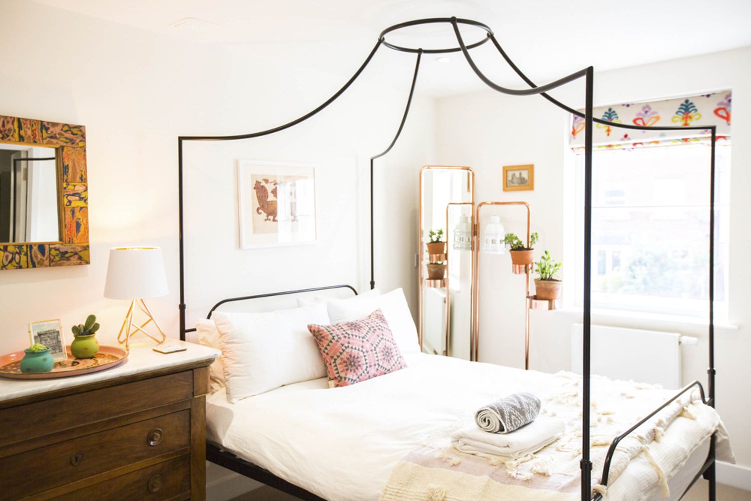 Chambre à coucher élégante avec lit à baldaquin