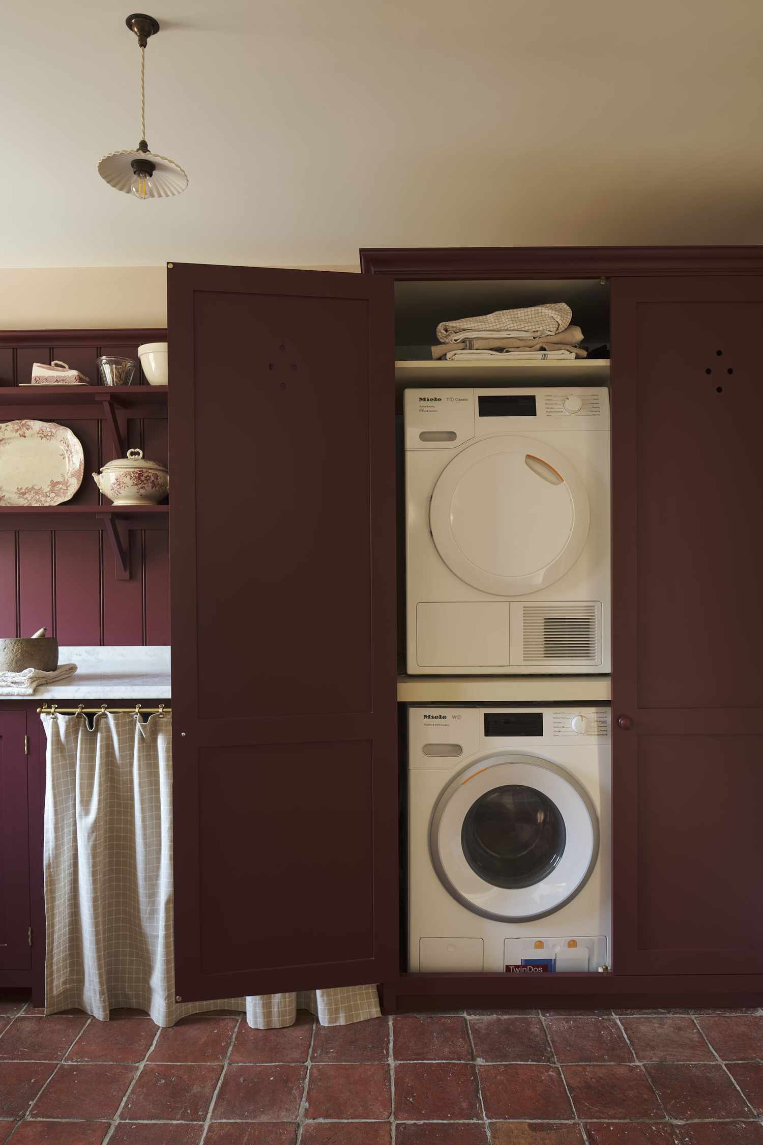 buanderie avec placard à linge caché