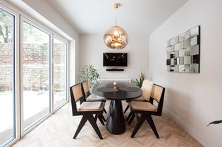 salle à manger minimale et formelle avec éclairage éclectique 