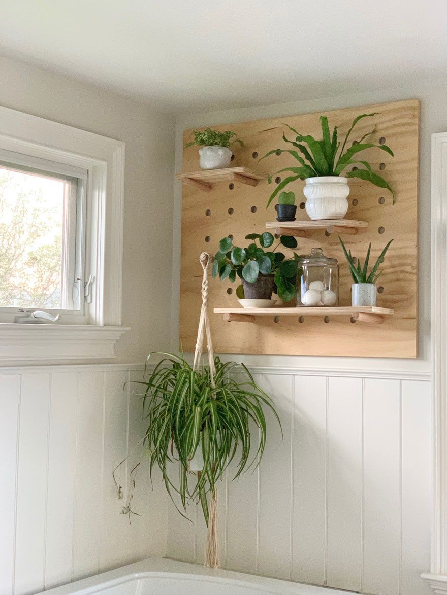 salle de bain blanche avec plantes