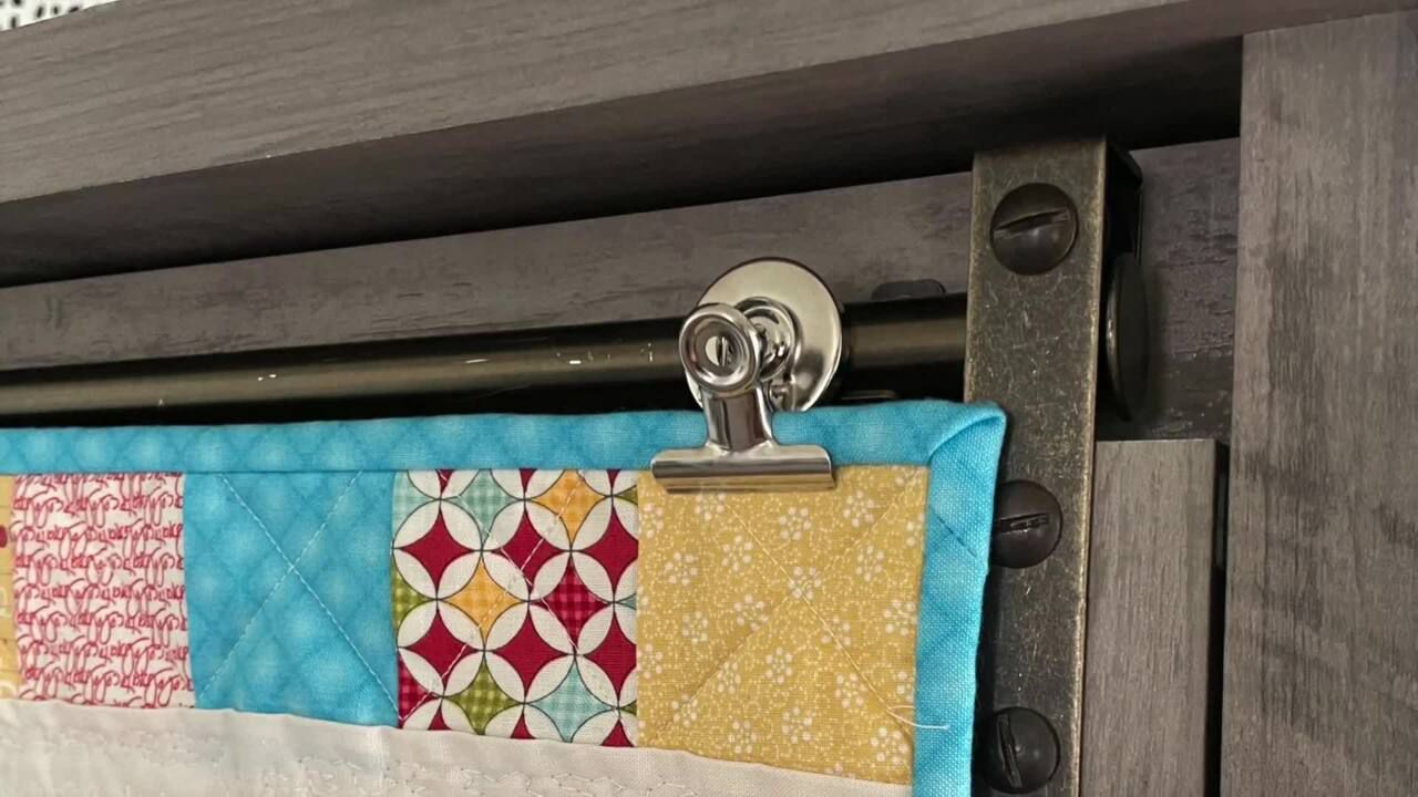 Quilt accroché avec des pinces en métal