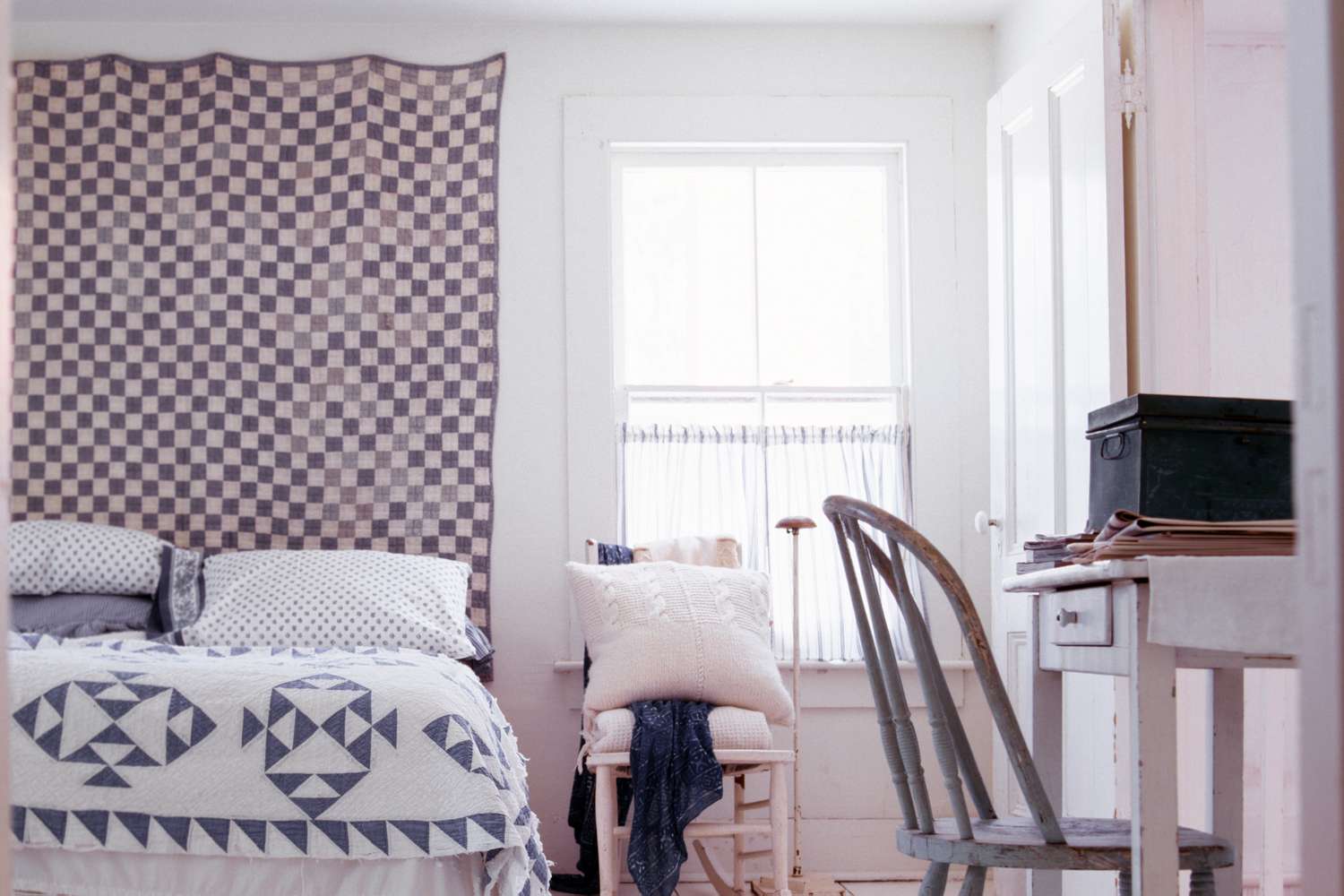 Couette fixée à une cloison sèche à l'aide de clous ou d'épingles