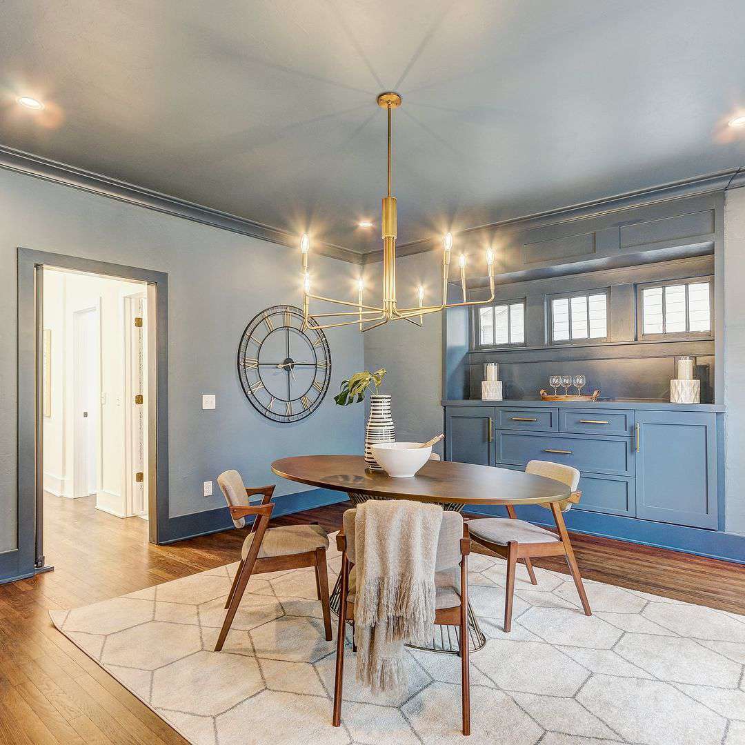 murs bleu clair avec garniture bleu foncé