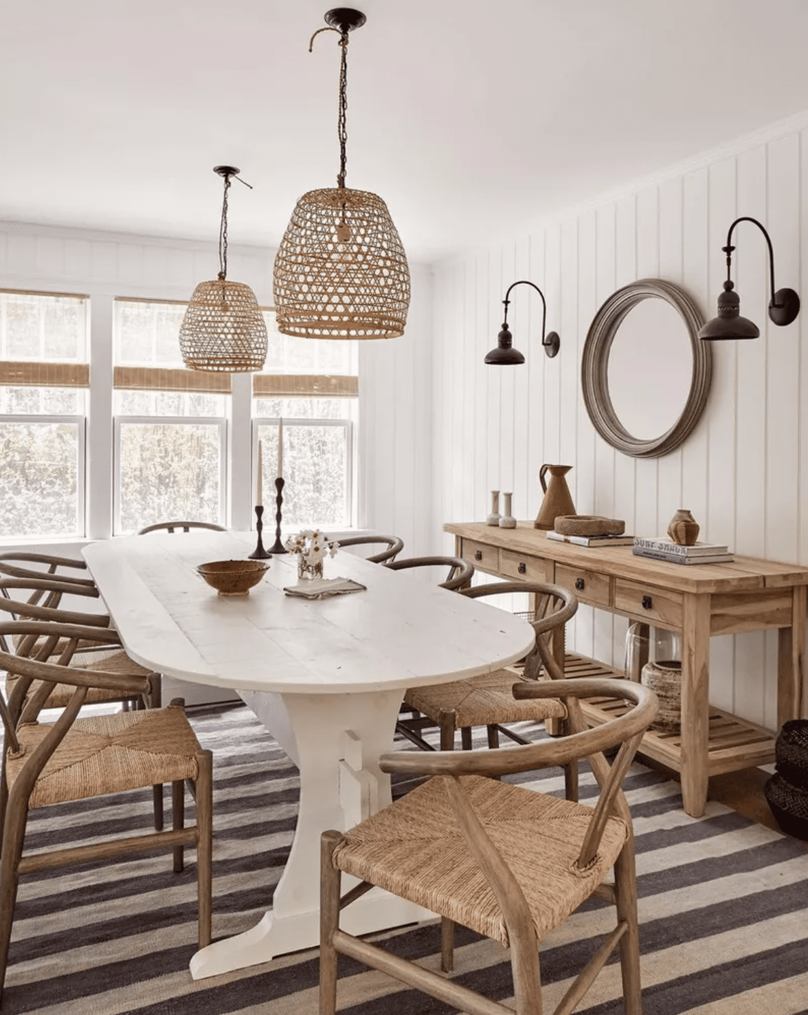salle à manger avec tapis rayé