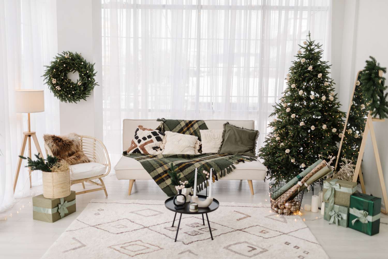 Décoration de Noël minimaliste avec des accents blancs et verts