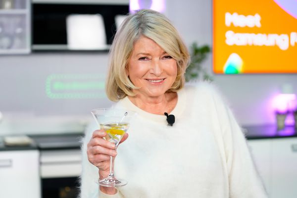Martha Stewart tient un martini