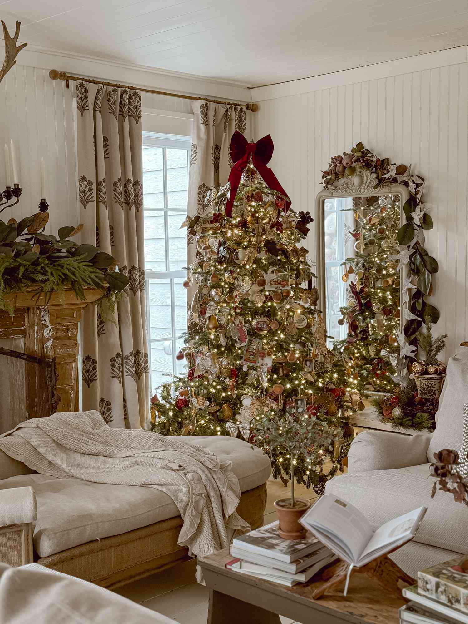 sapin de noël maximaliste avec ruban de velours rouge