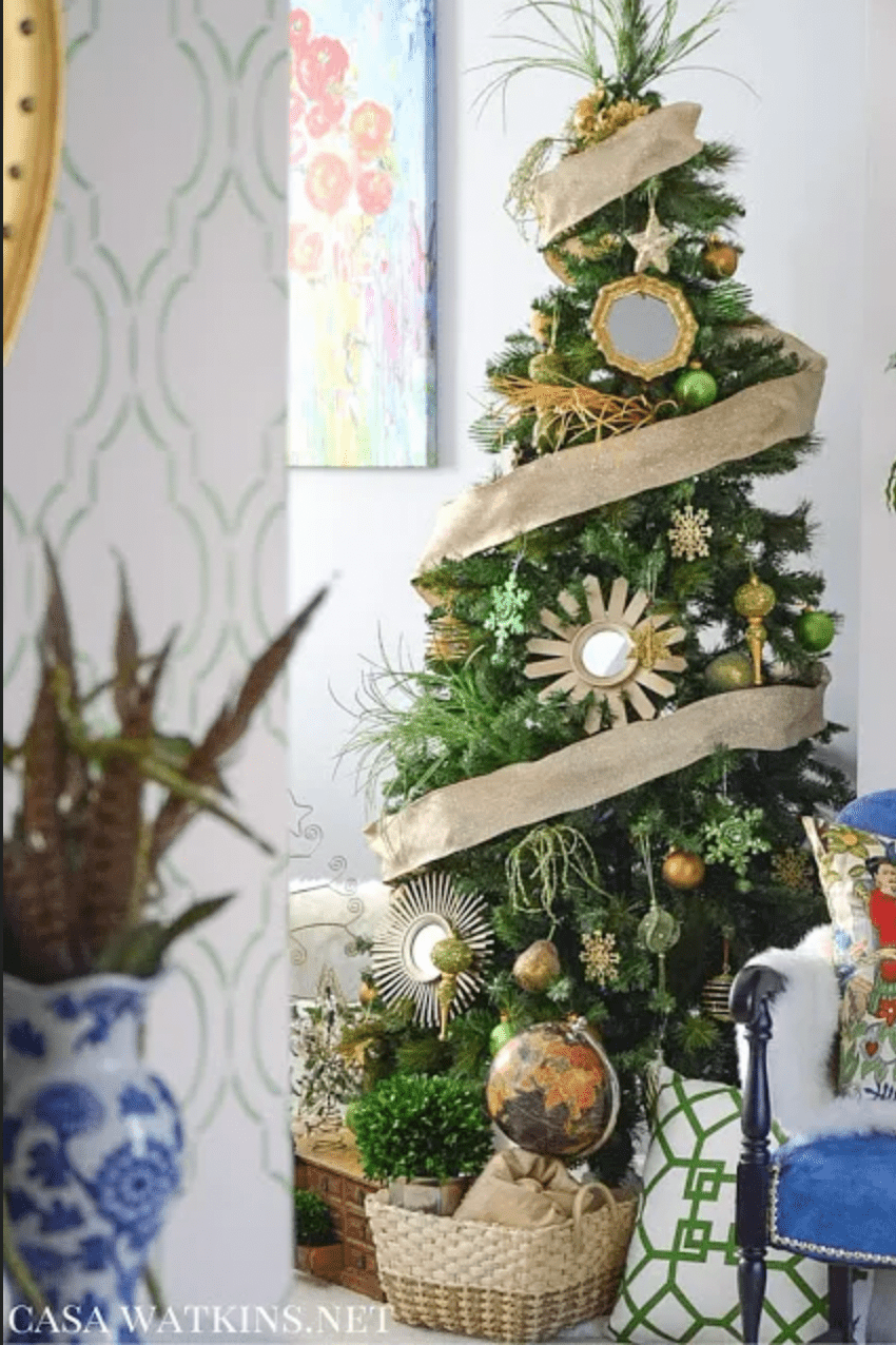 arbre de noël avec un large ruban de toile de jute