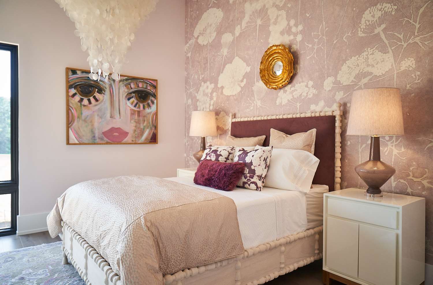Chambre à coucher avec des roses doux, des mauves et des crèmes