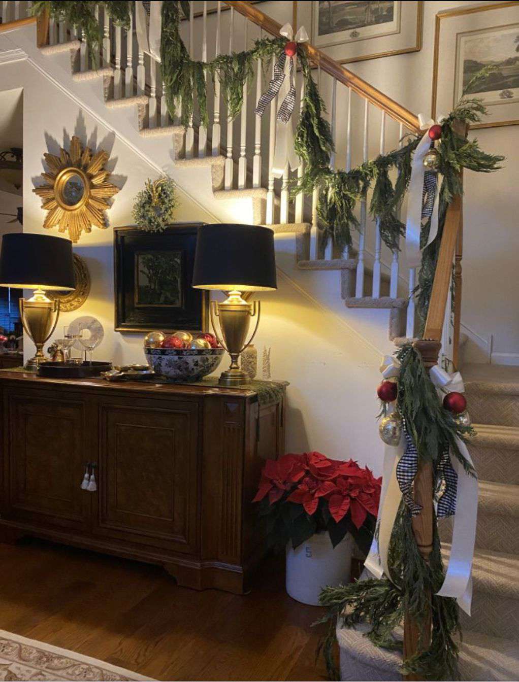 poinsettia arrangé dans une cruche vintage