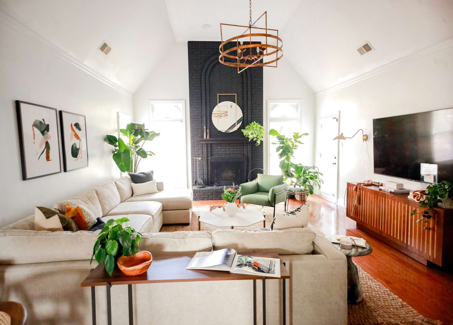 Jolie chambre avec des touches de couleur