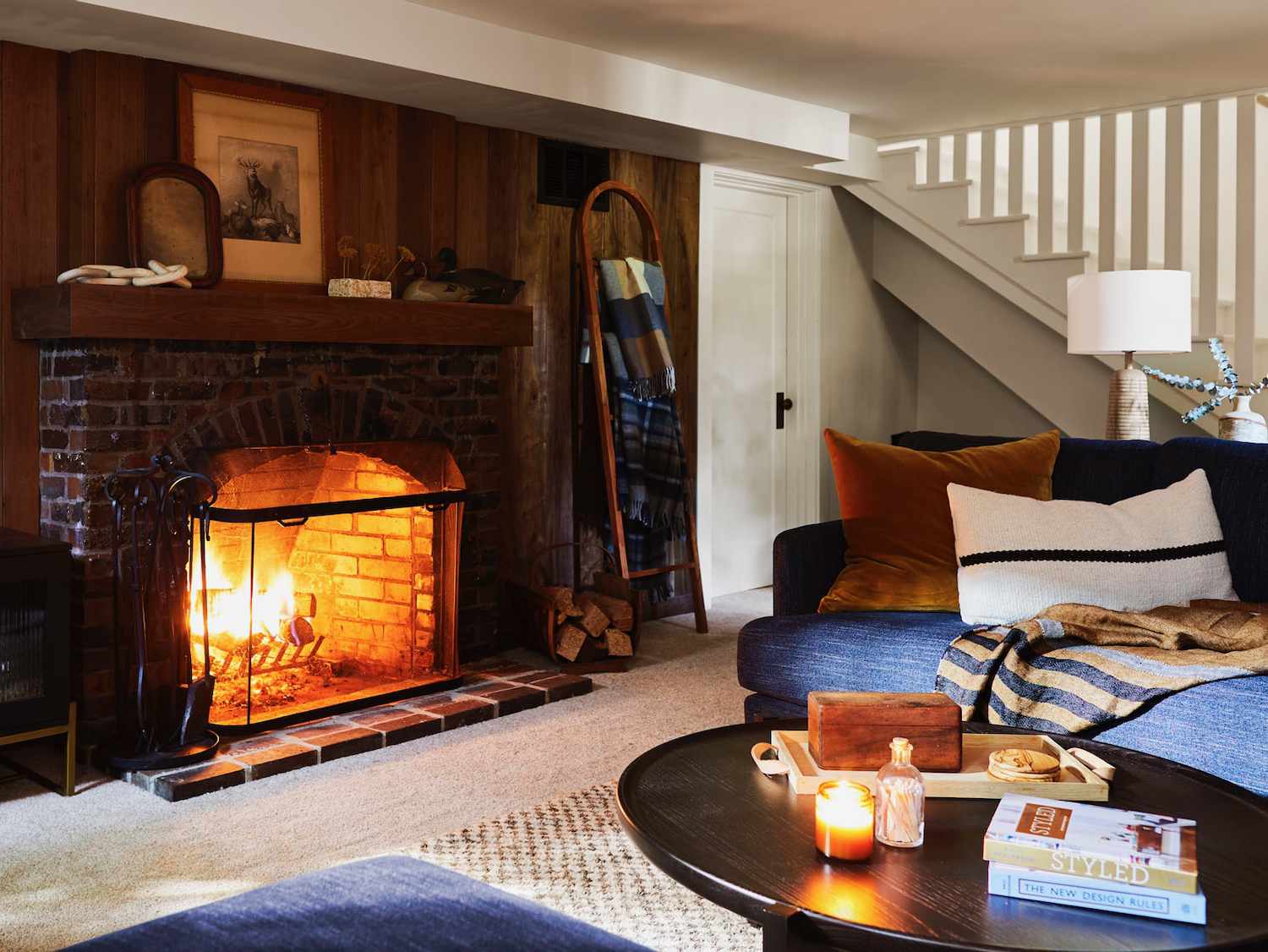 mur d'accent en bois récupéré avec cheminée