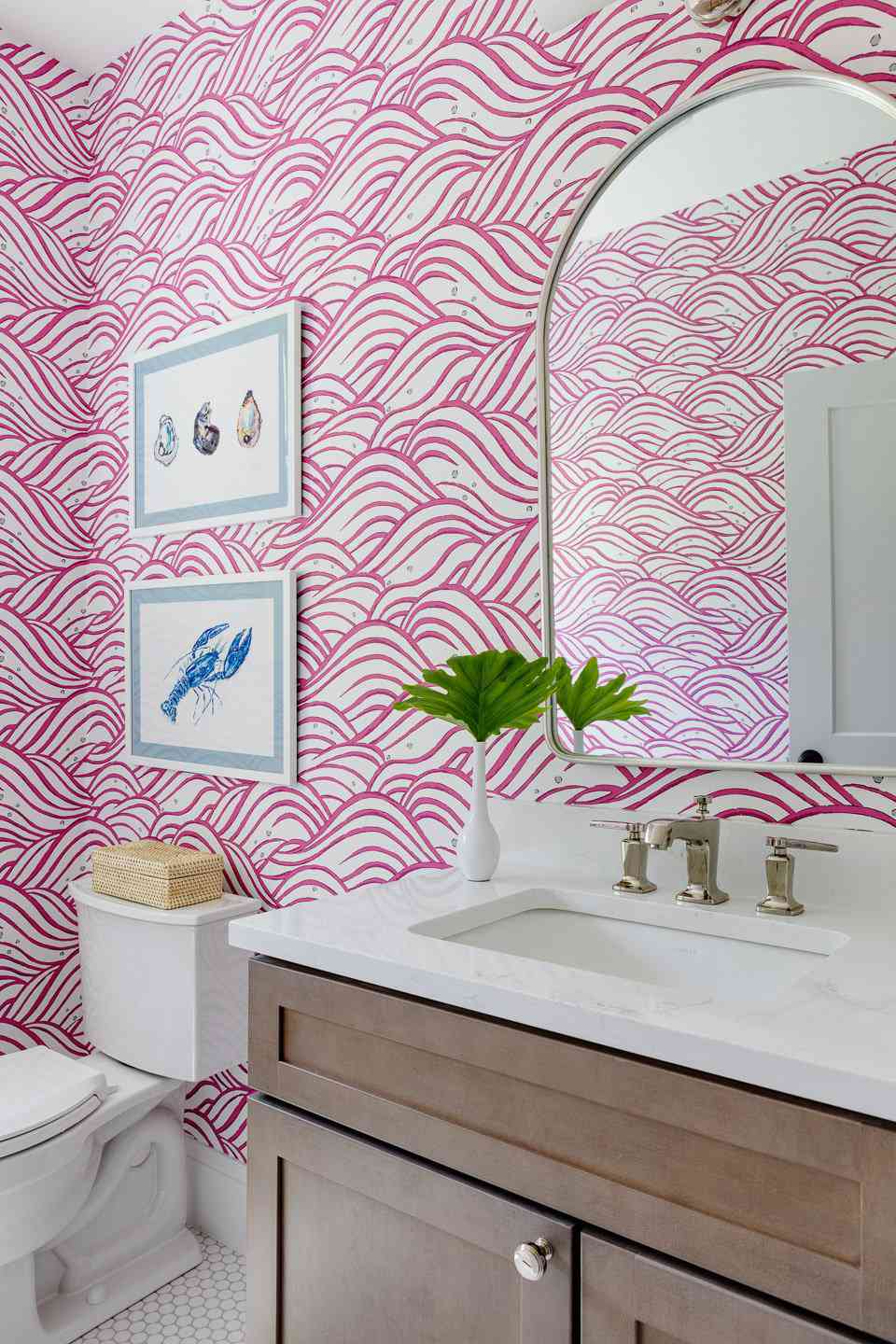 papier peint rose dans une salle de bain