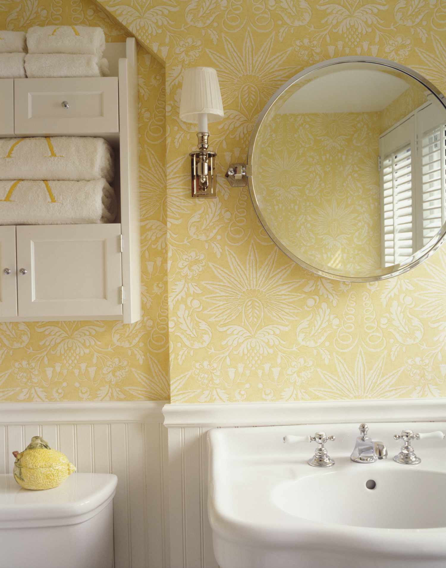 papier peint jaune et blanc salle de bain