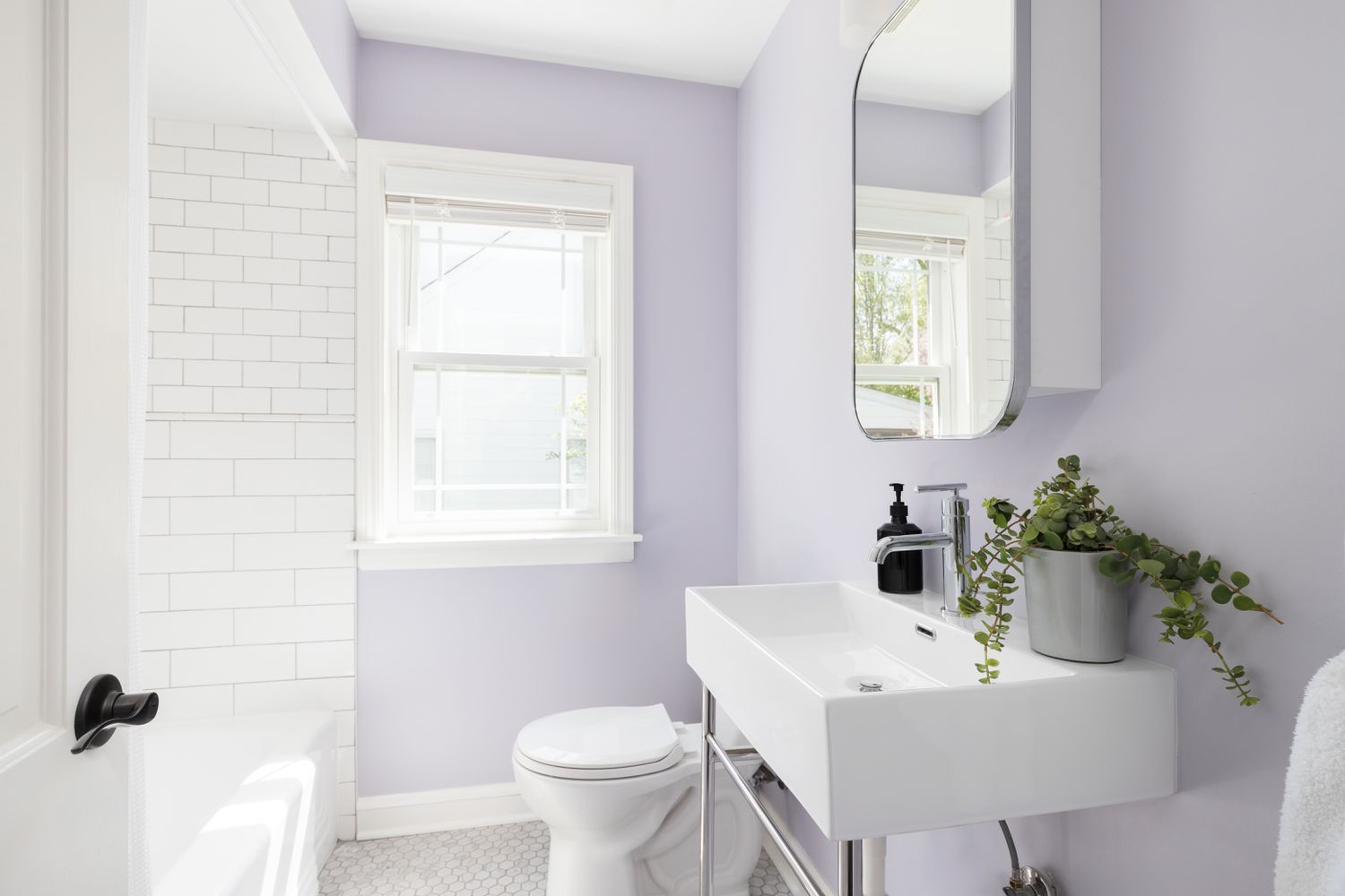 salle de bain peinte en violet clair