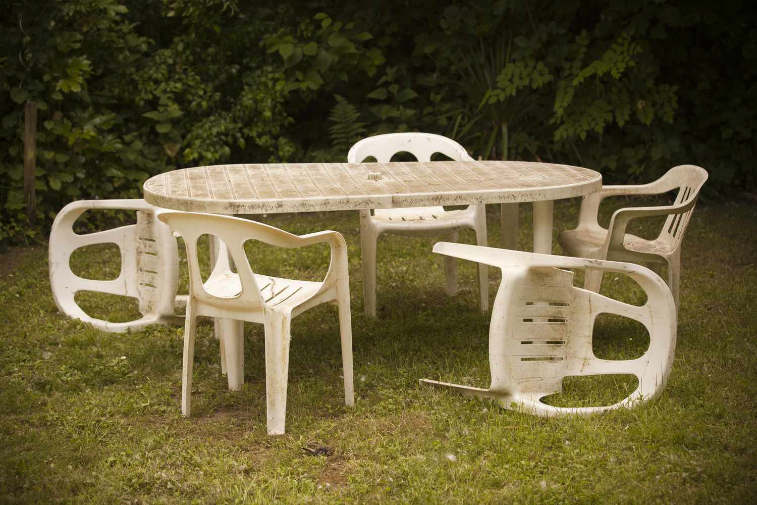 meubles de patio en plastique sale dans le jardin