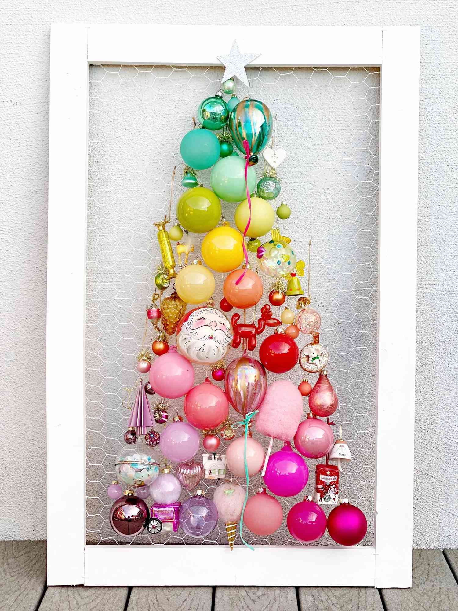 Ornements dans un cadre en forme de sapin de Noël