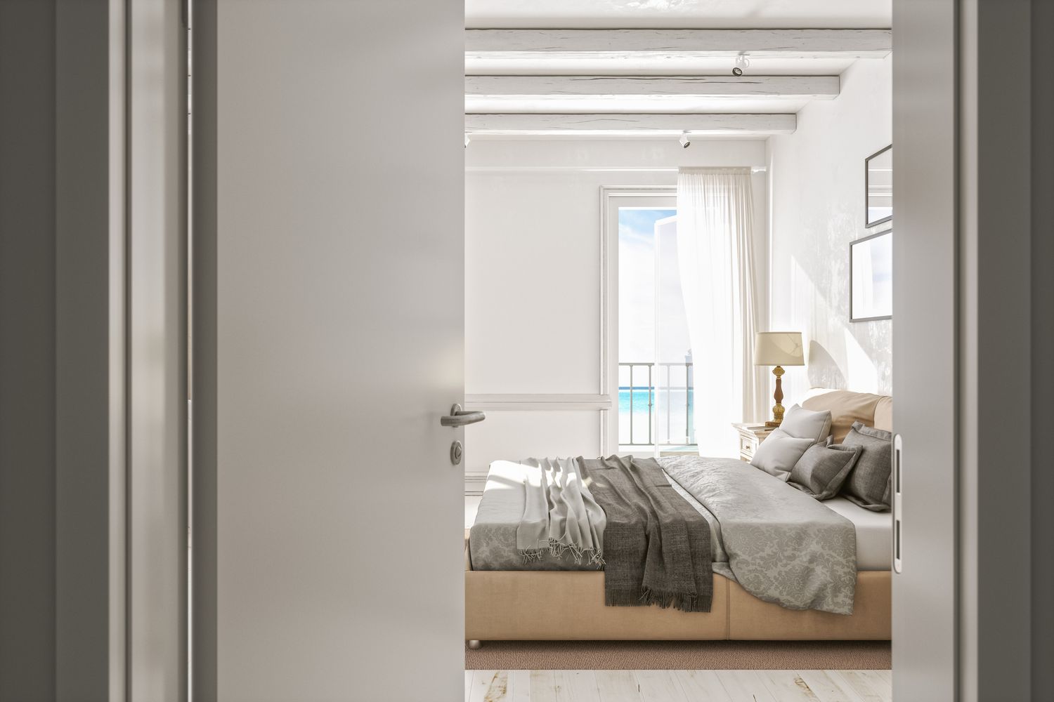 Porte ouverte sur une chambre moderne vide avec vue sur l'océan.