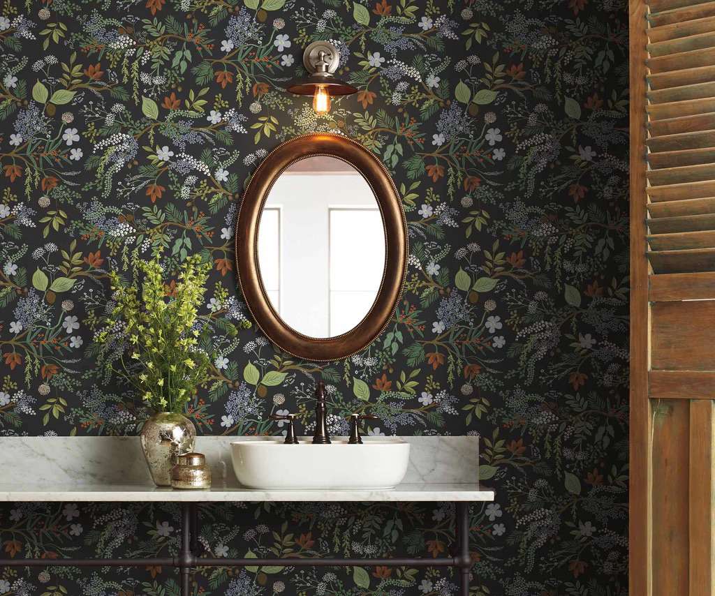 Papier peint Peel and Stick Juniper Forest de Rifle Paper Co. sur le mur d'une salle de bain