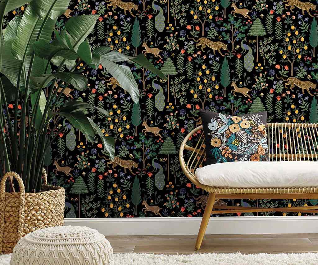 Papier peint Rifle Paper Co. Menagerie Peel and Stick sur mur de salon