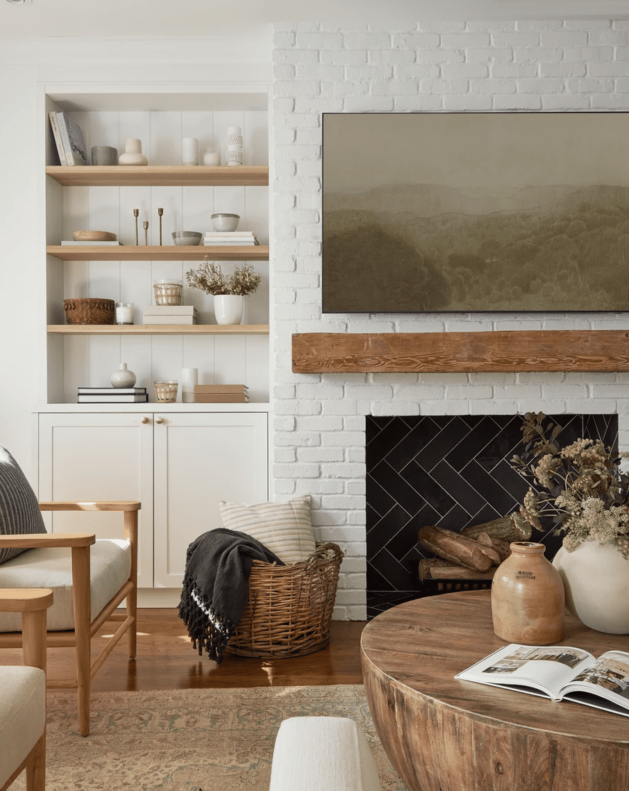 Un salon avec un panier tressé plein de couvertures et de coussins