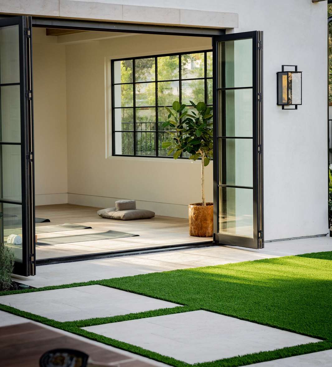 studio de yoga moderne dans le jardin