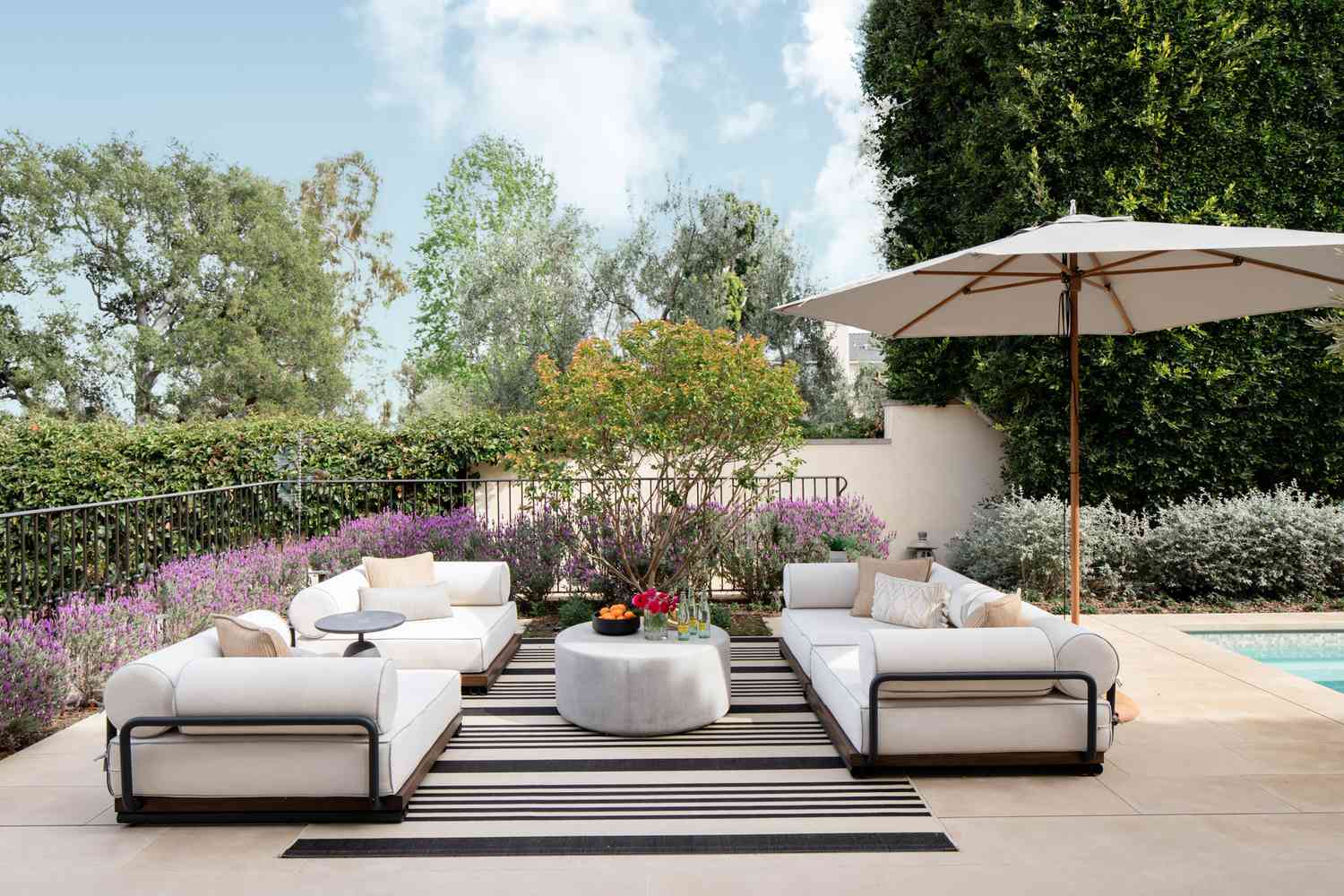 Jardin moderne lumineux et aéré avec des canapés bas.