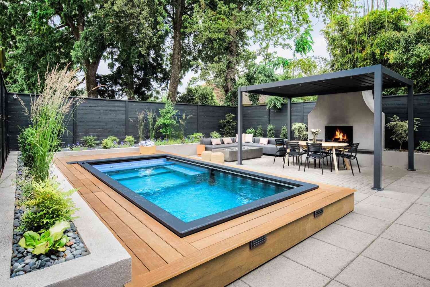 Grand jardin moderne avec une piscine à débordement.