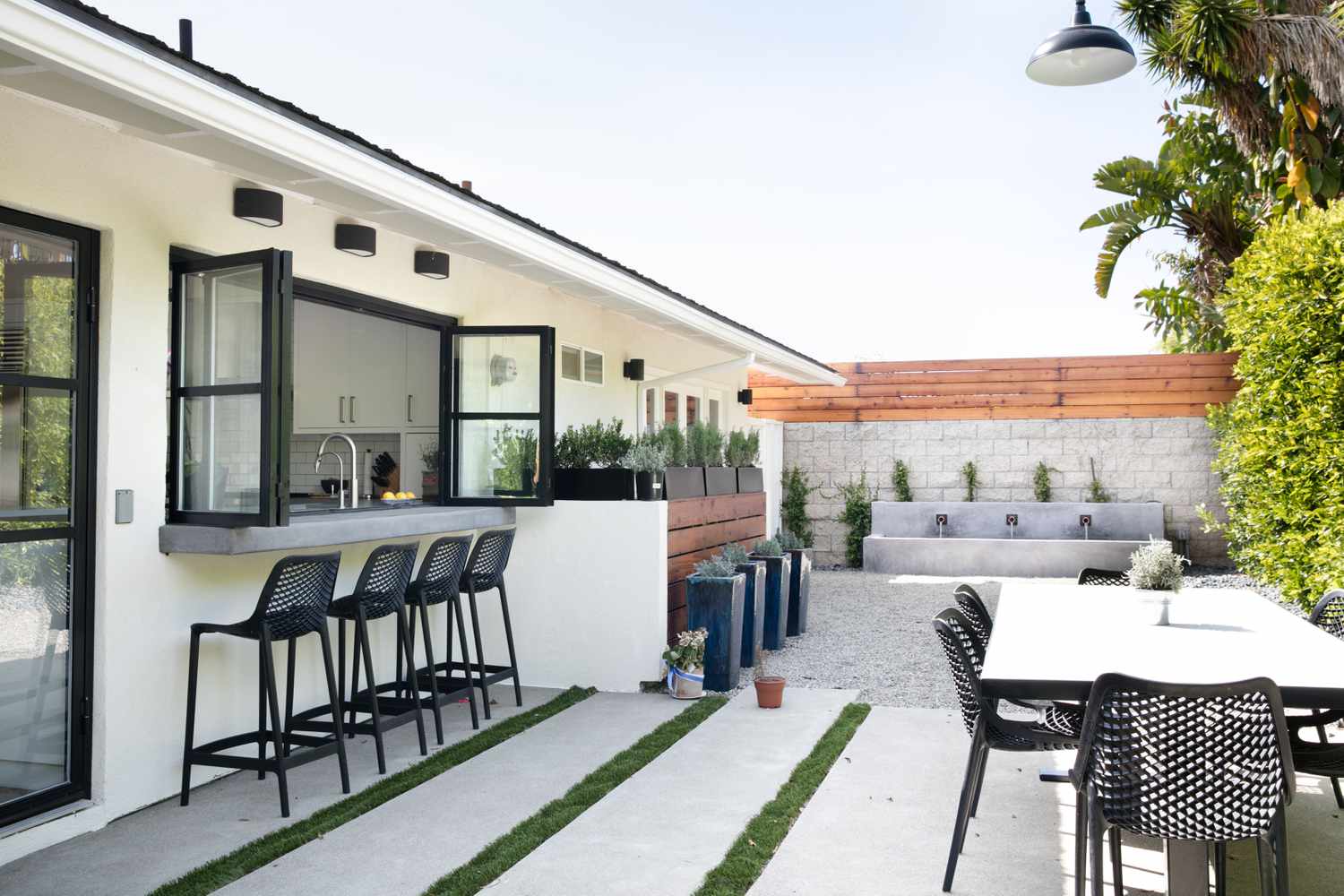 Petit jardin avec un design moderne en noir et blanc.