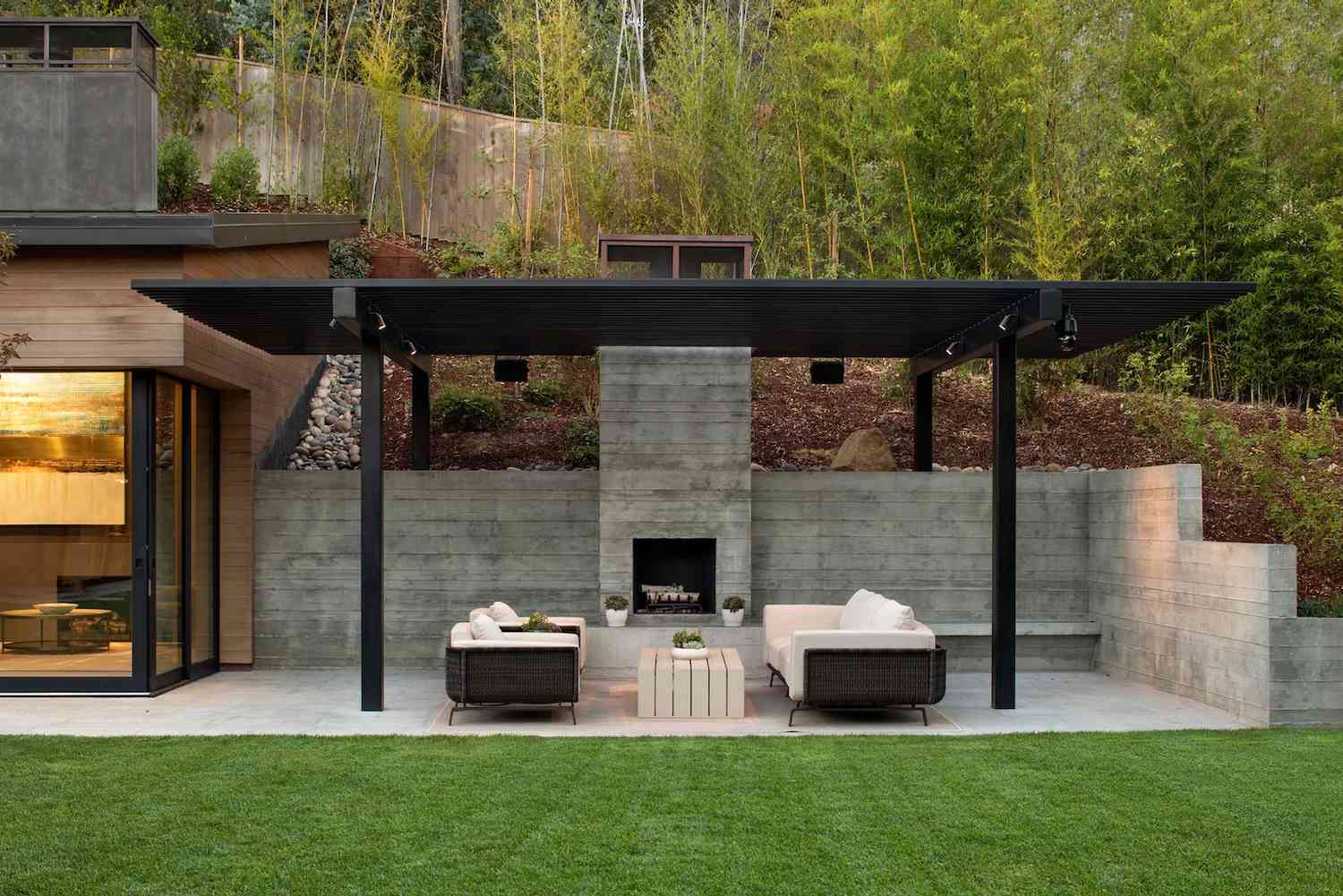 jardin moderne avec cheminée