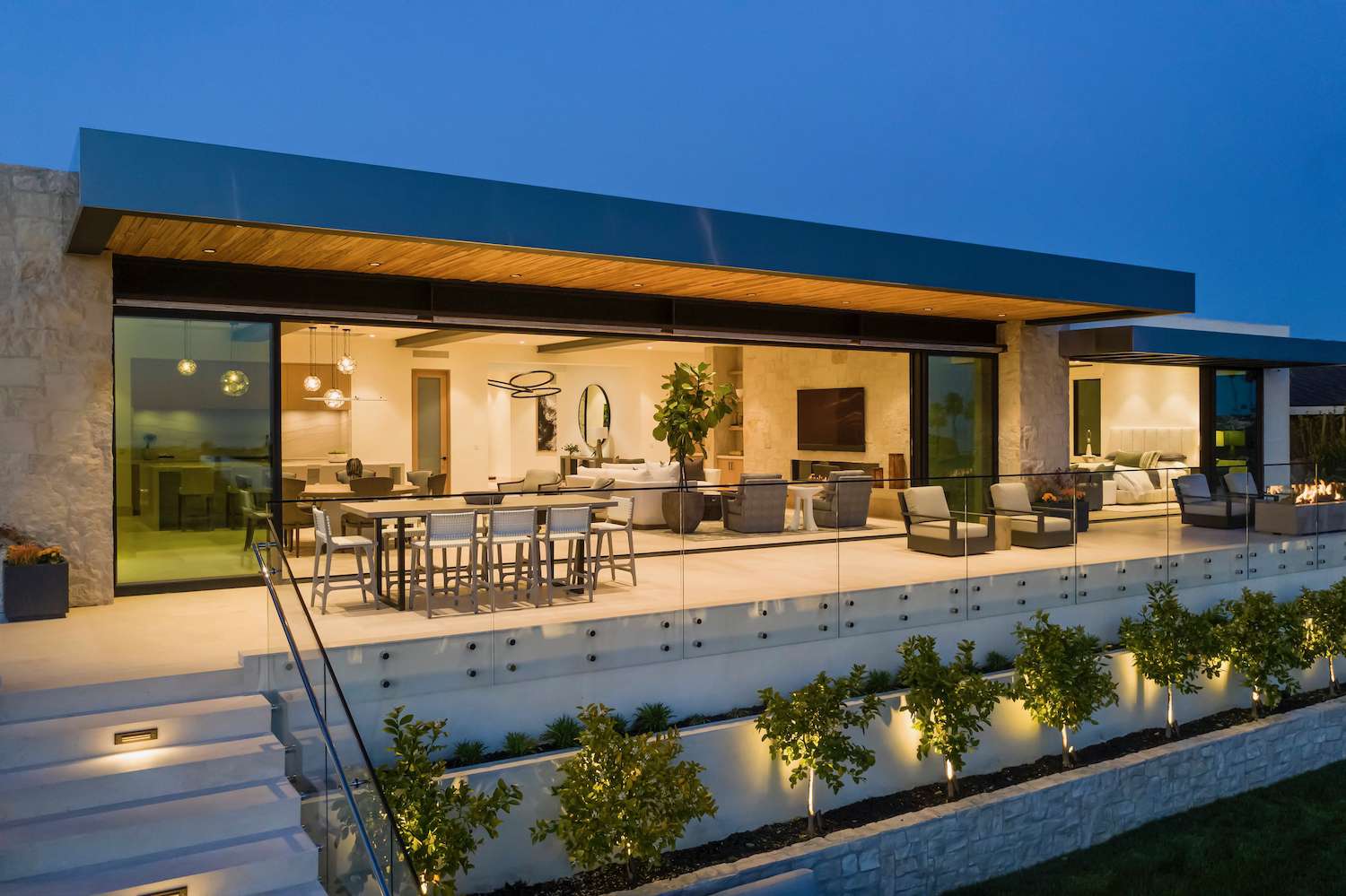 patio moderne de jardin avec éclairage paysager