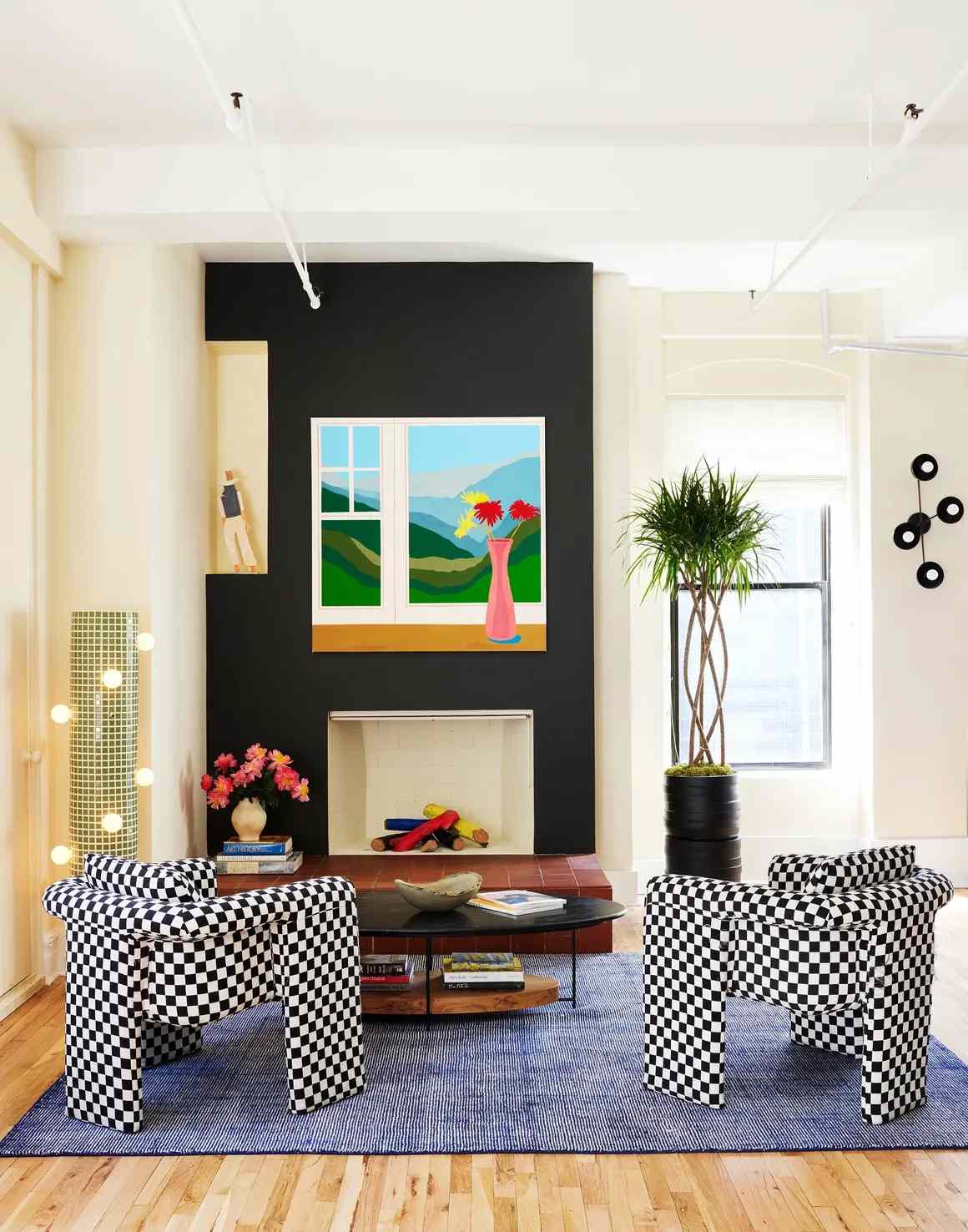 mur d'accent de cheminée noir