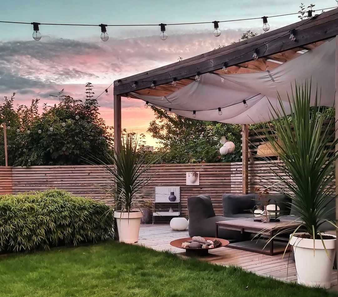 Jardin moderne avec une grande pergola.