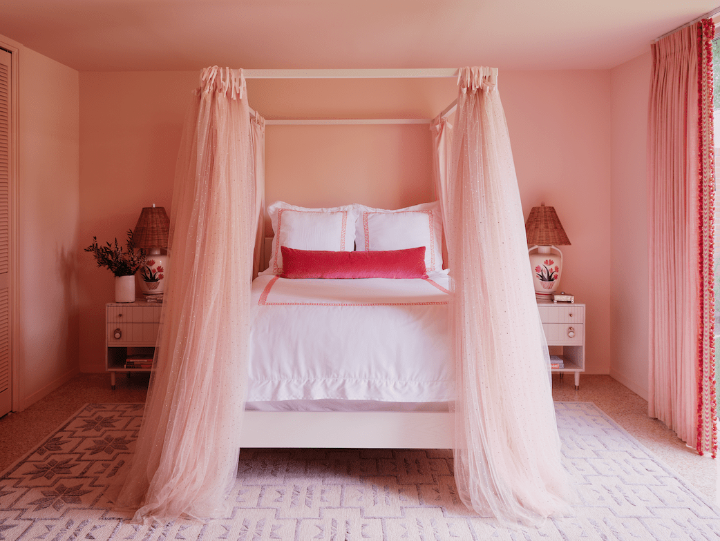 chambre rose lumineuse et colorée