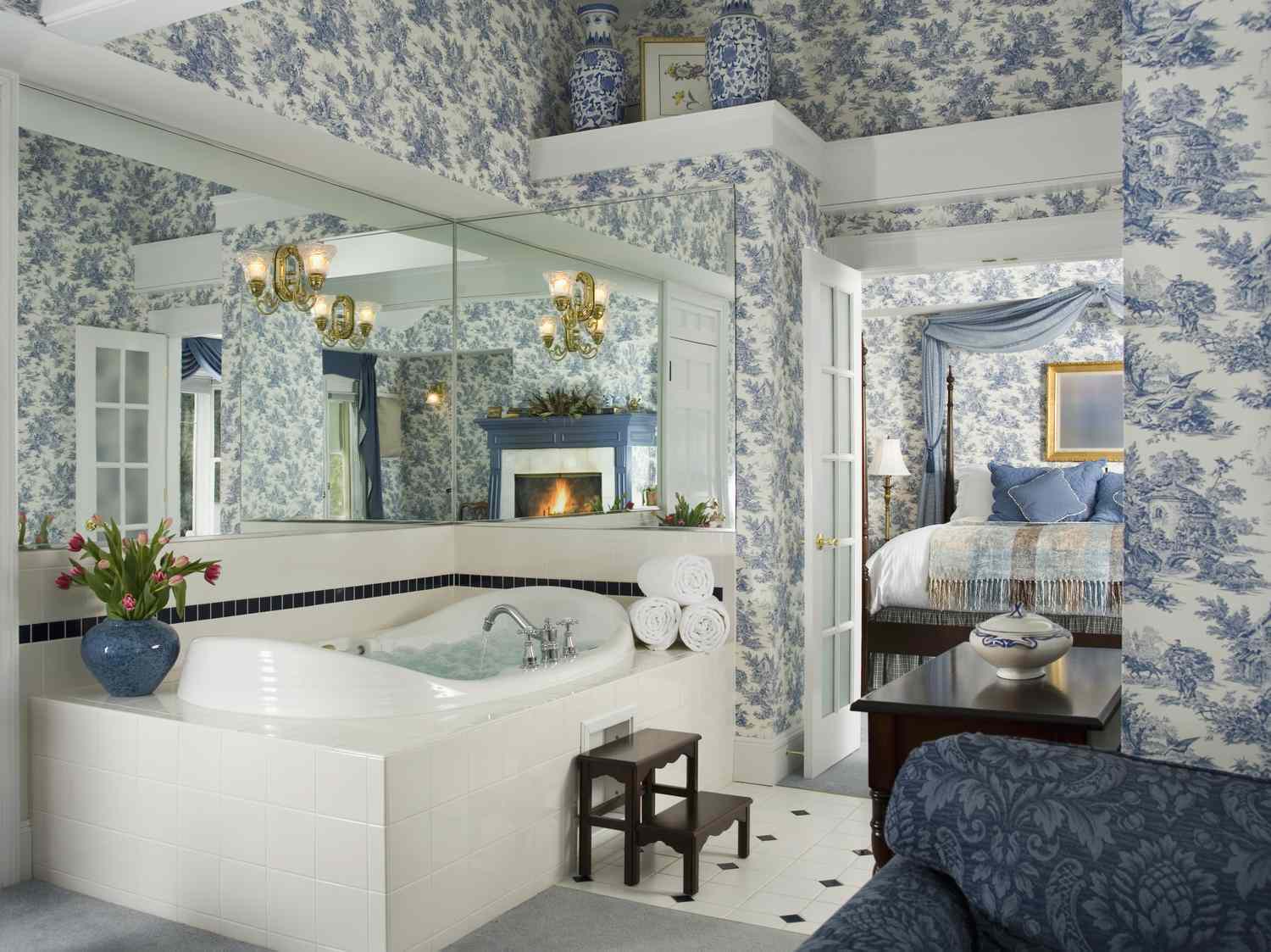 salle de bain bleue et blanche