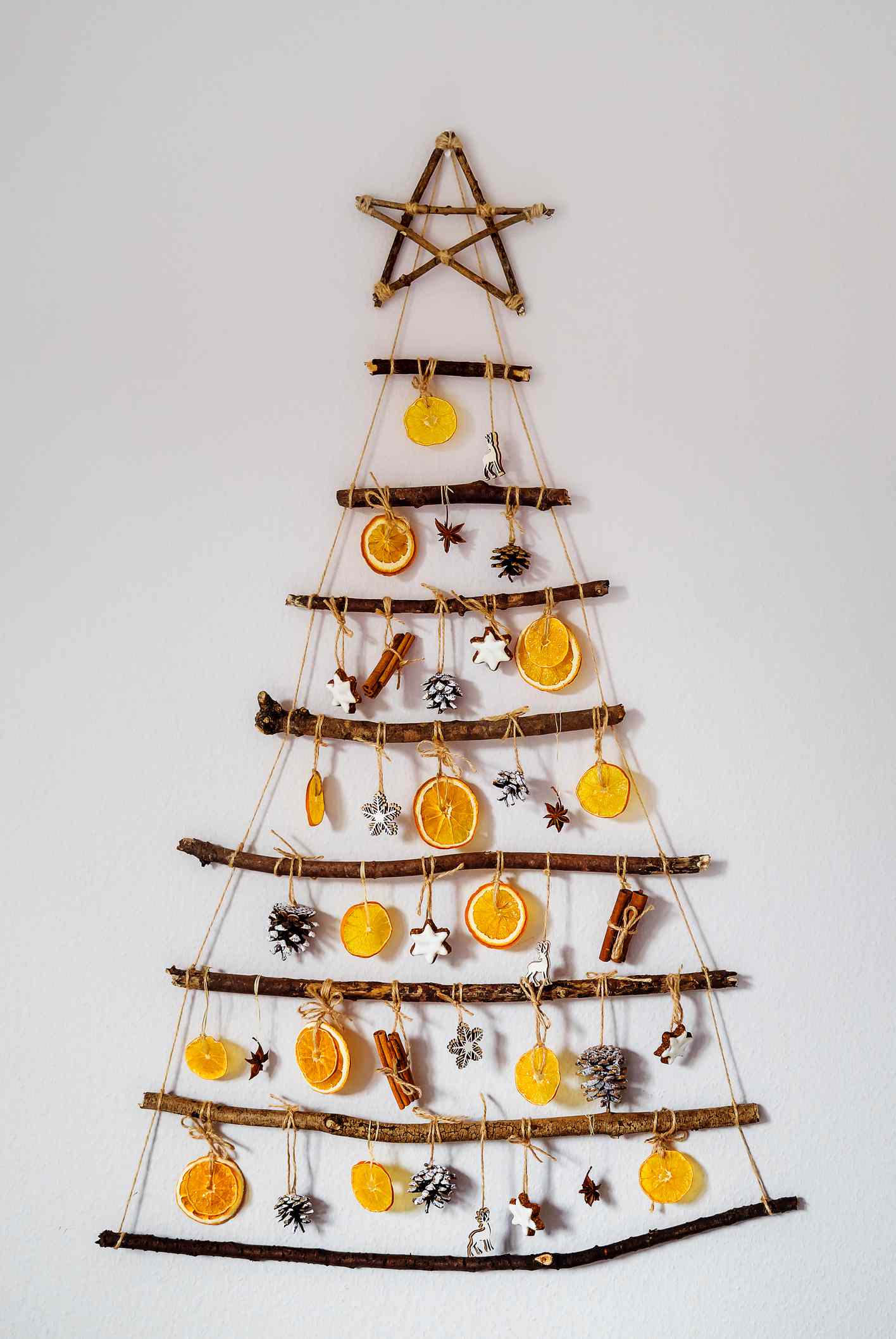 Un sapin entièrement naturel fait avec des branches et des fruits secs