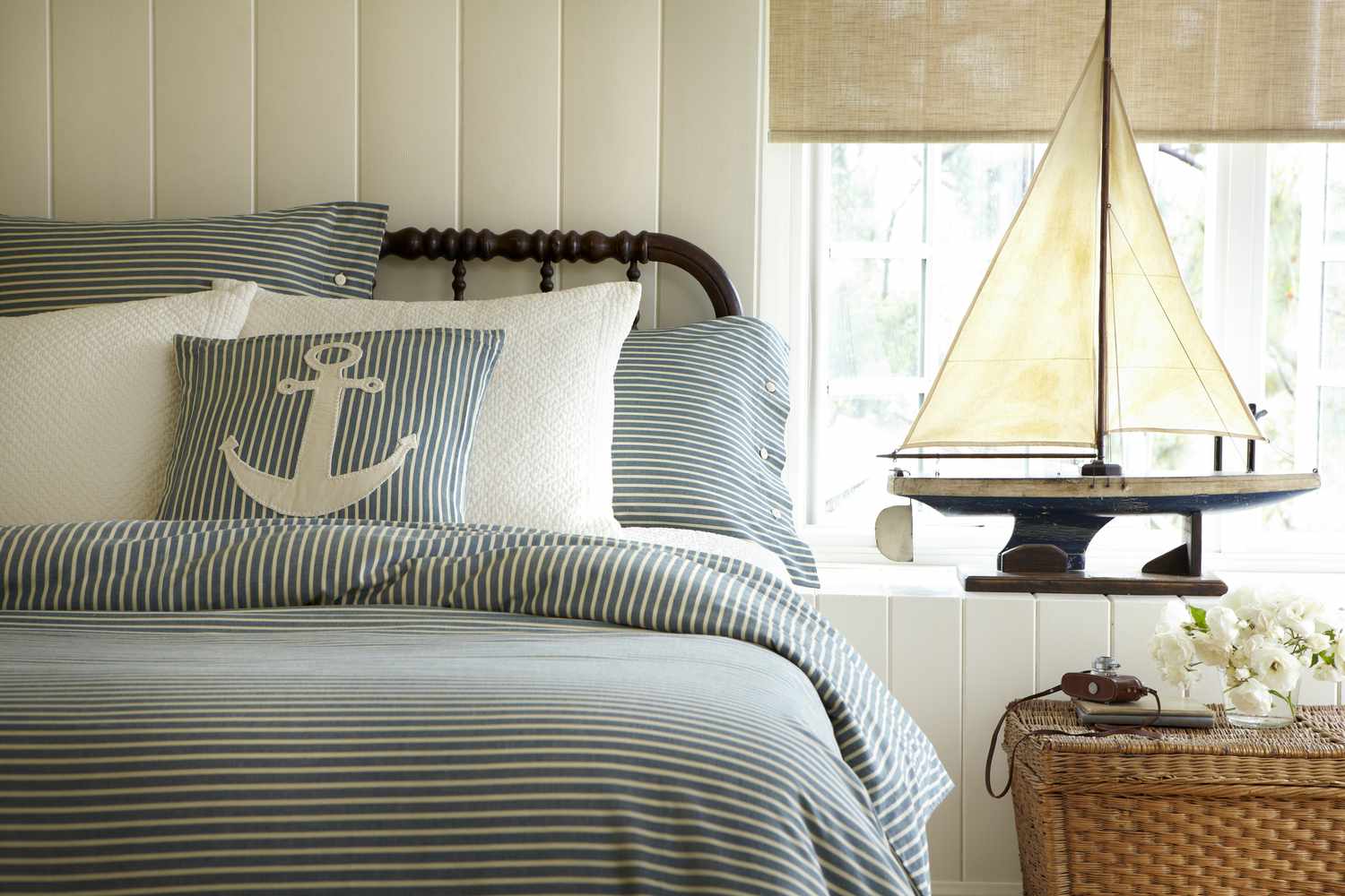 Chambre à thème nautique avec coussin de bateau et d'ancre