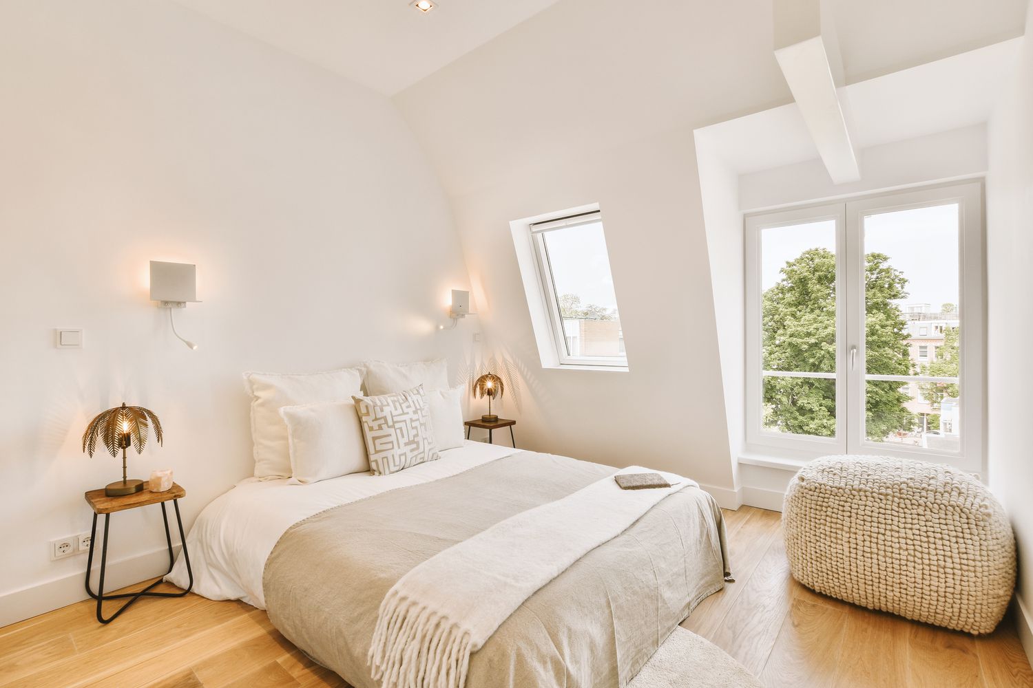 Chambre neutre avec fenêtres et portes mais sans traitements de fenêtre