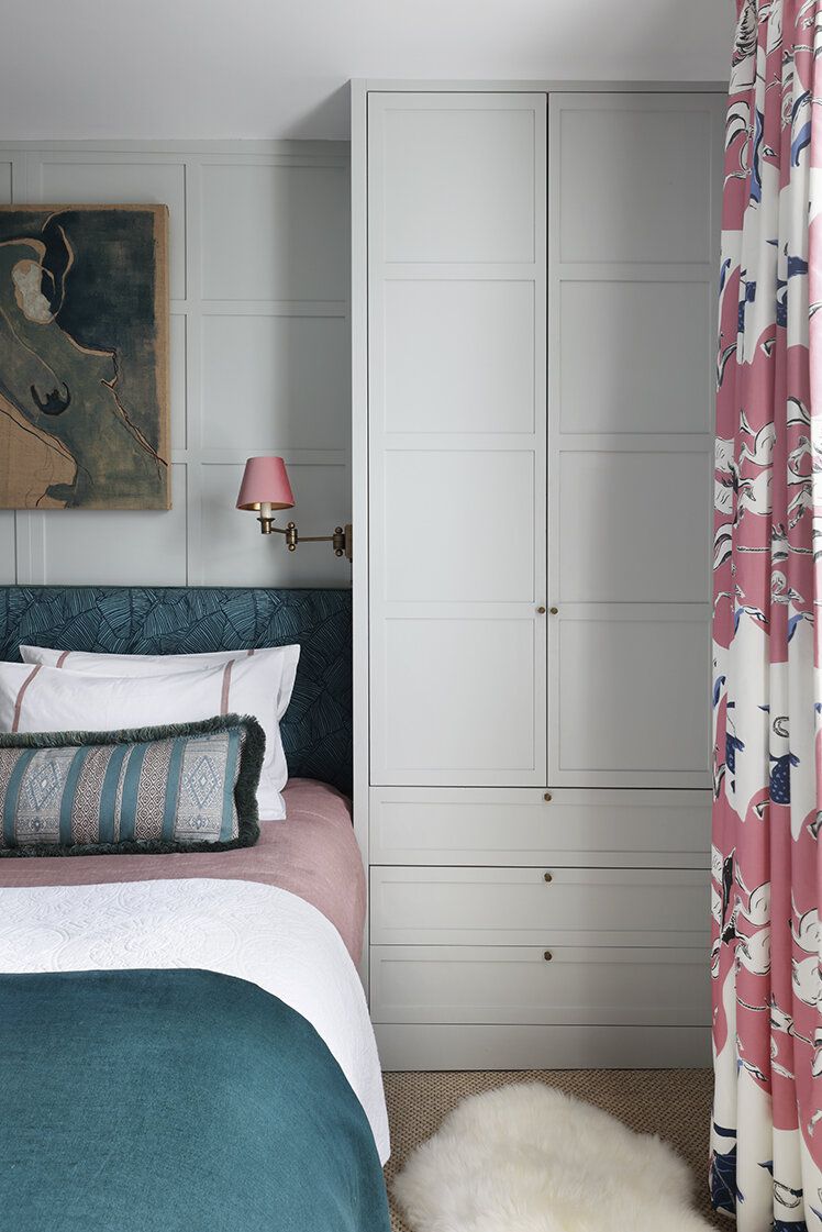 idées de disposition de chambre avec des placards intégrés