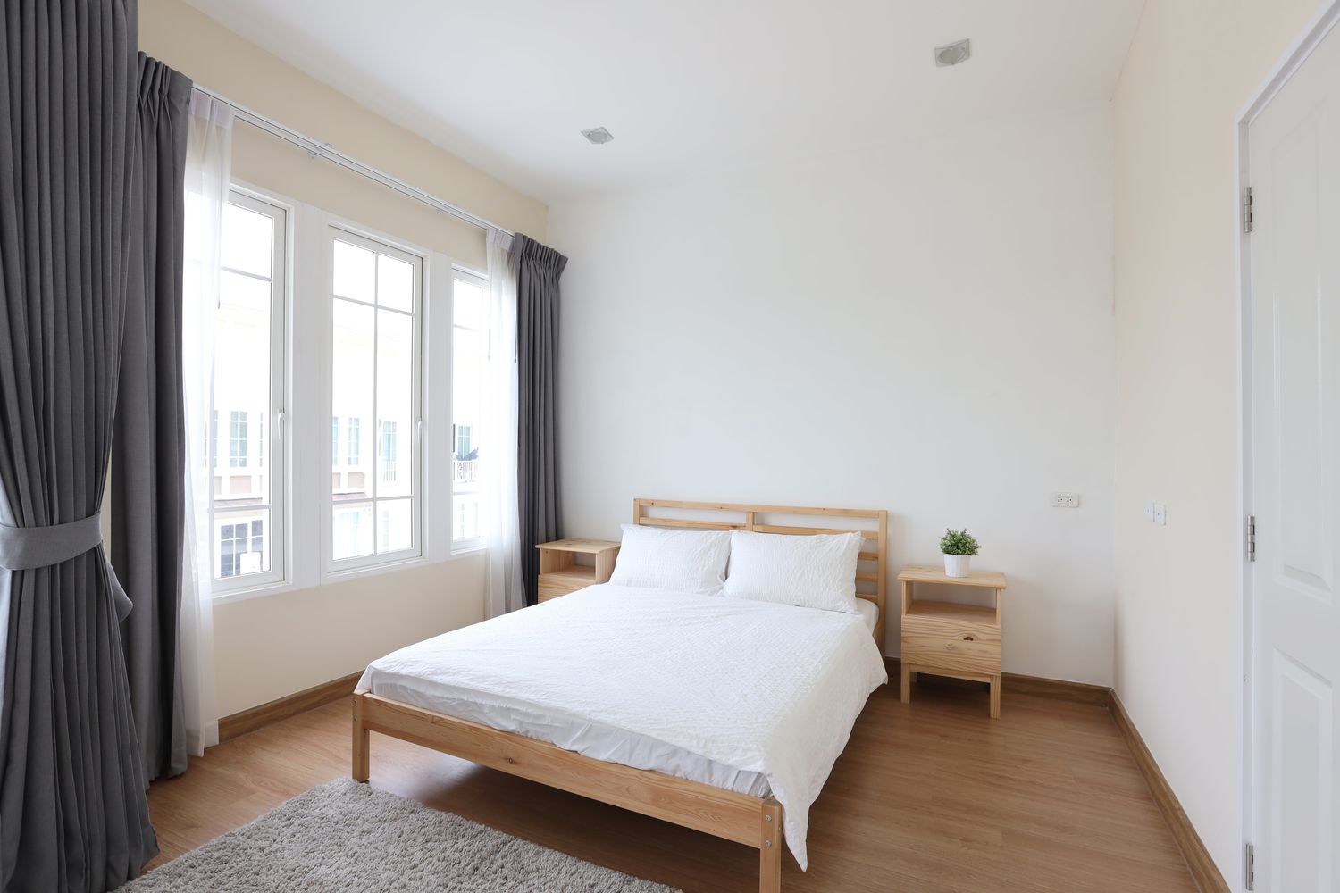 Chambre avec éclairage au plafond et lit blanc