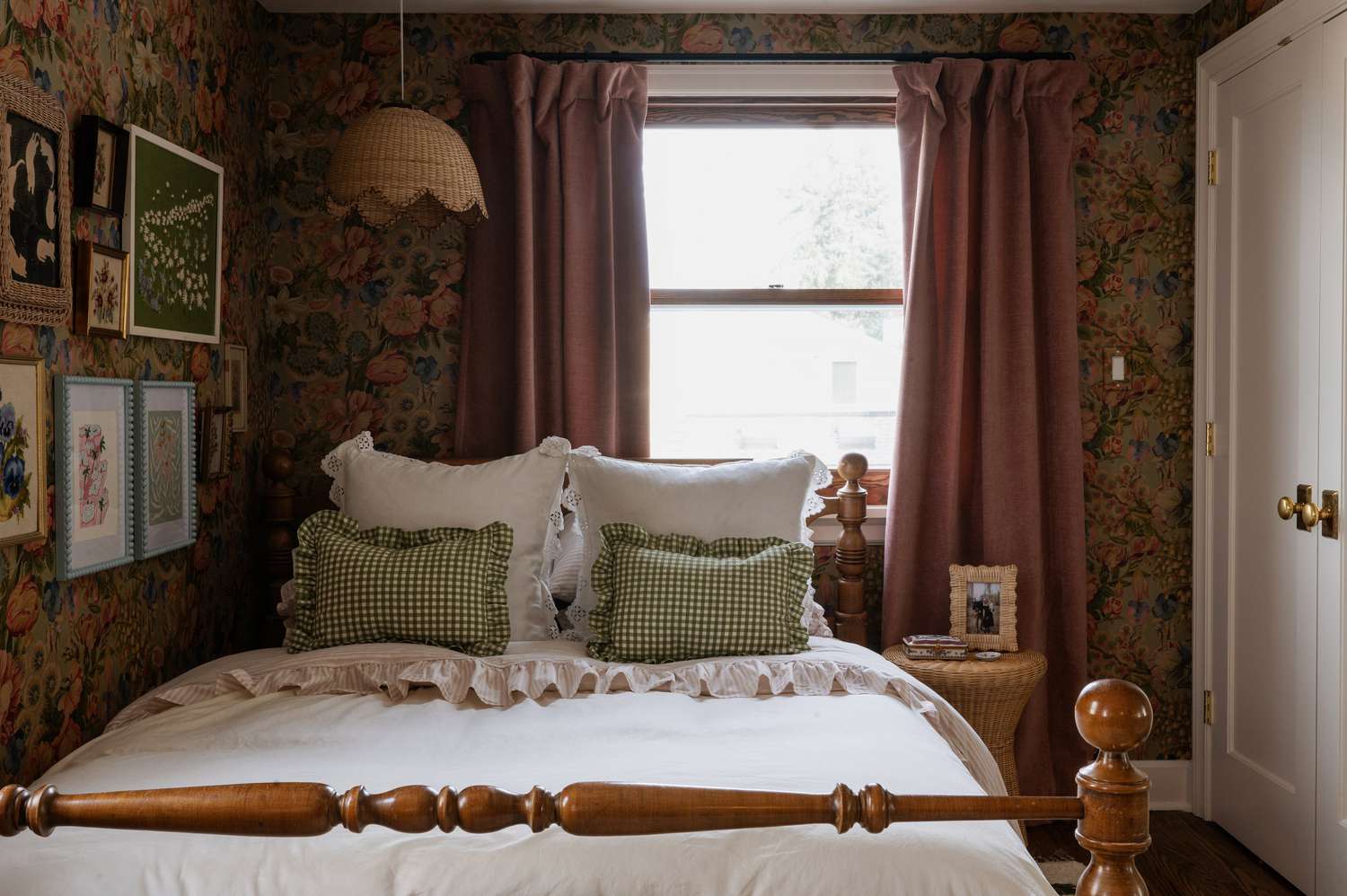 disposition de chambre rectangulaire avec lit poussé dans le coin