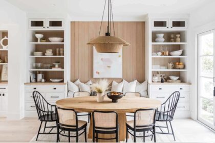 12 astuces d’agencement que les designers utilisent pour donner une impression d’espace et de luminosité aux salles à manger