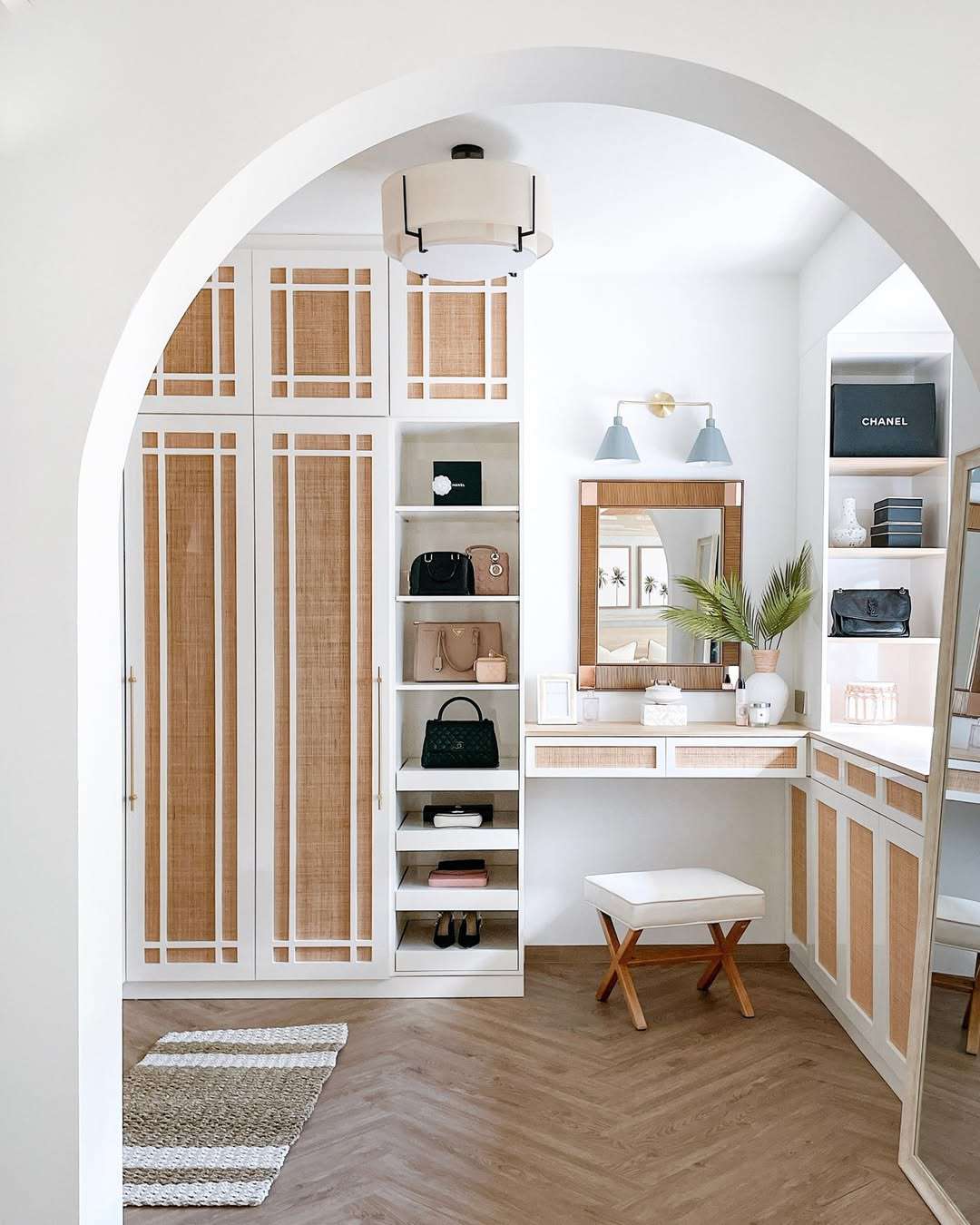 Intérieur avec rangement caché.
