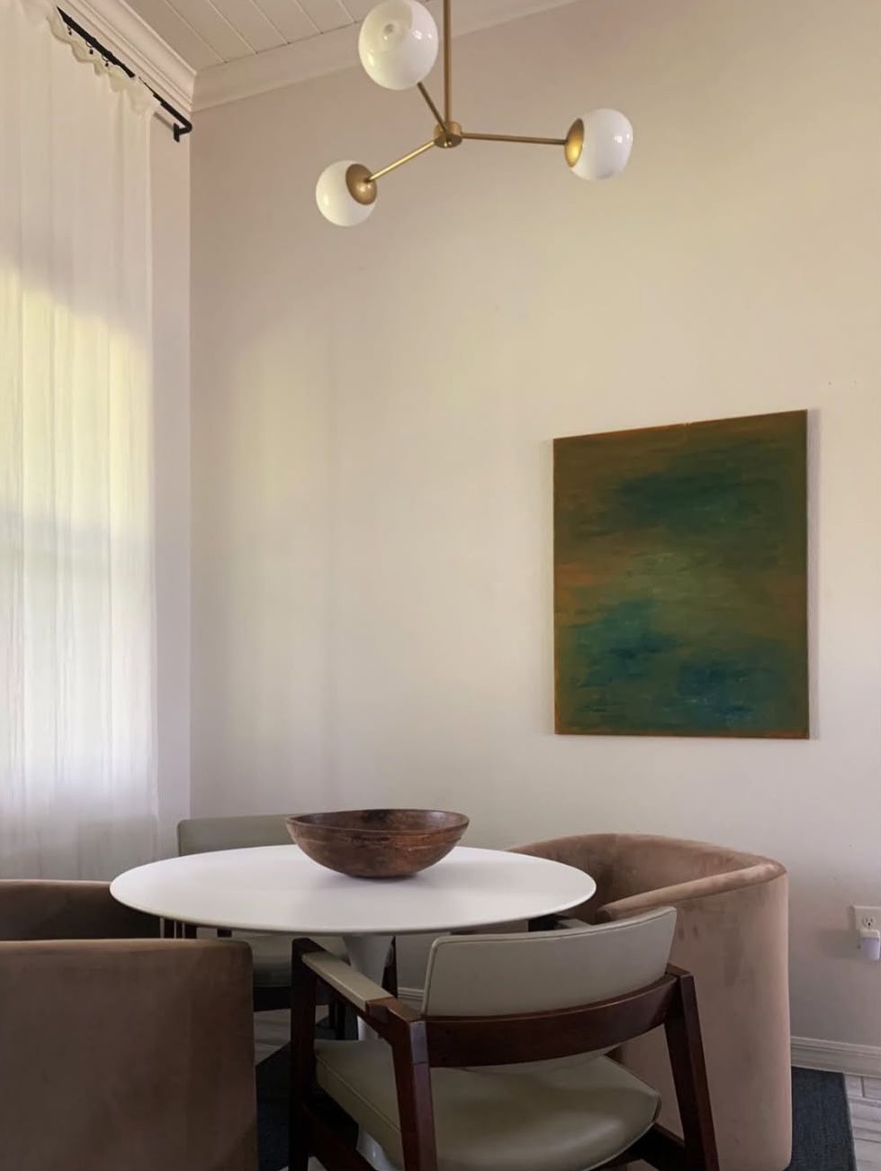 Intérieur minimaliste avec des œuvres d'art.
